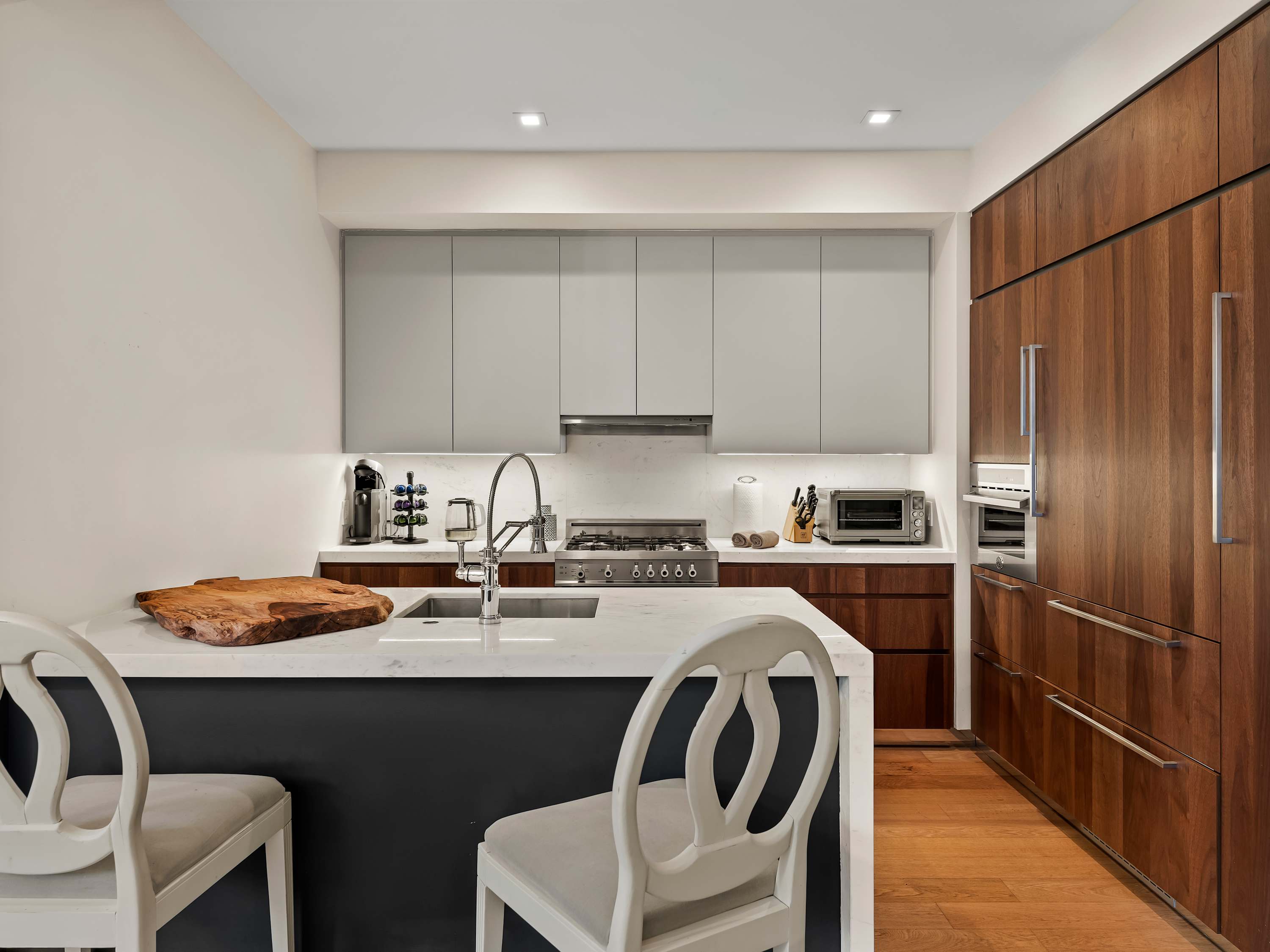 Yorkville Manor | Yorkville | Designer Condo with Shared Amenities photo 3