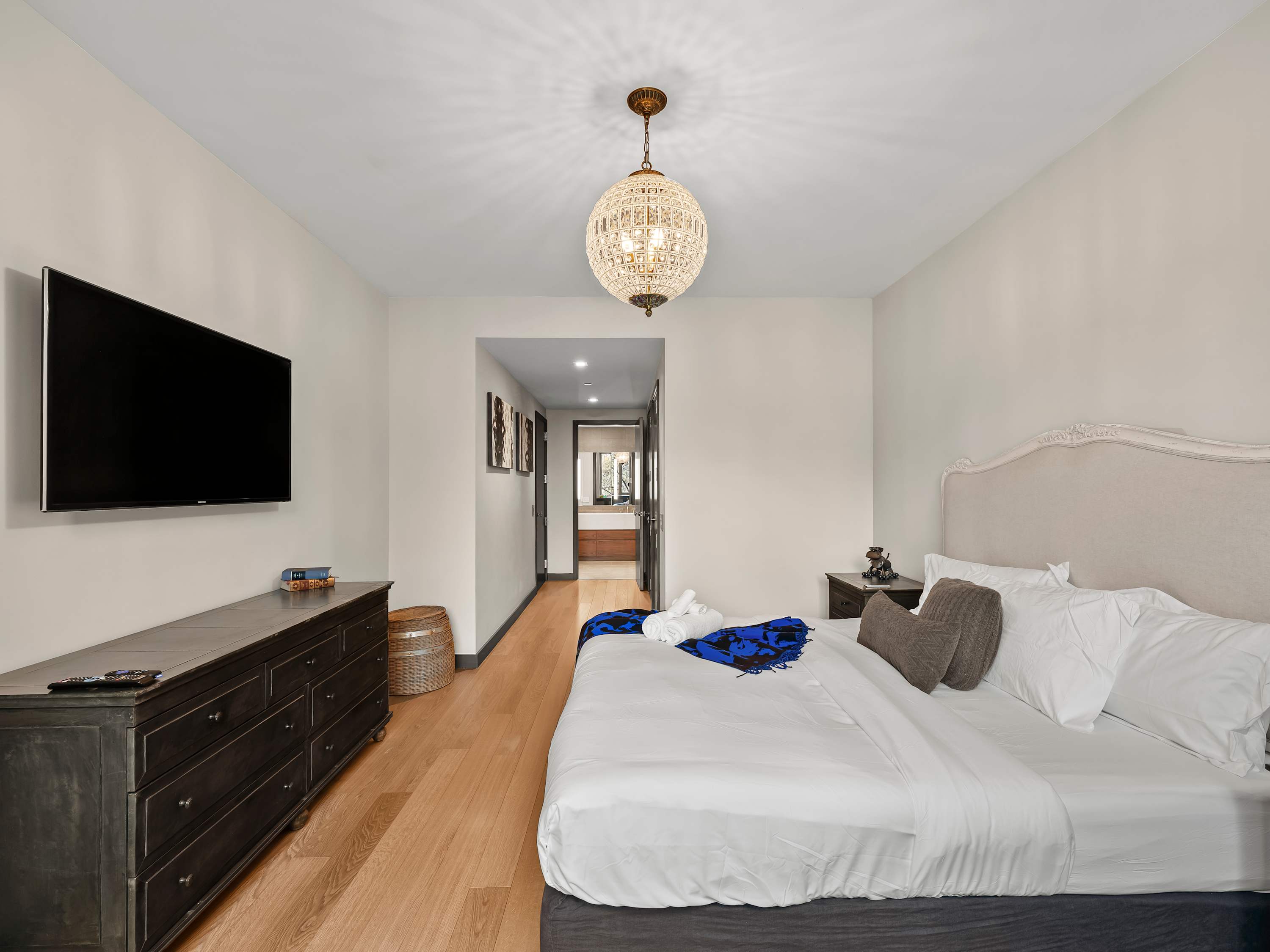 Yorkville Manor | Yorkville | Designer Condo with Shared Amenities photo 11