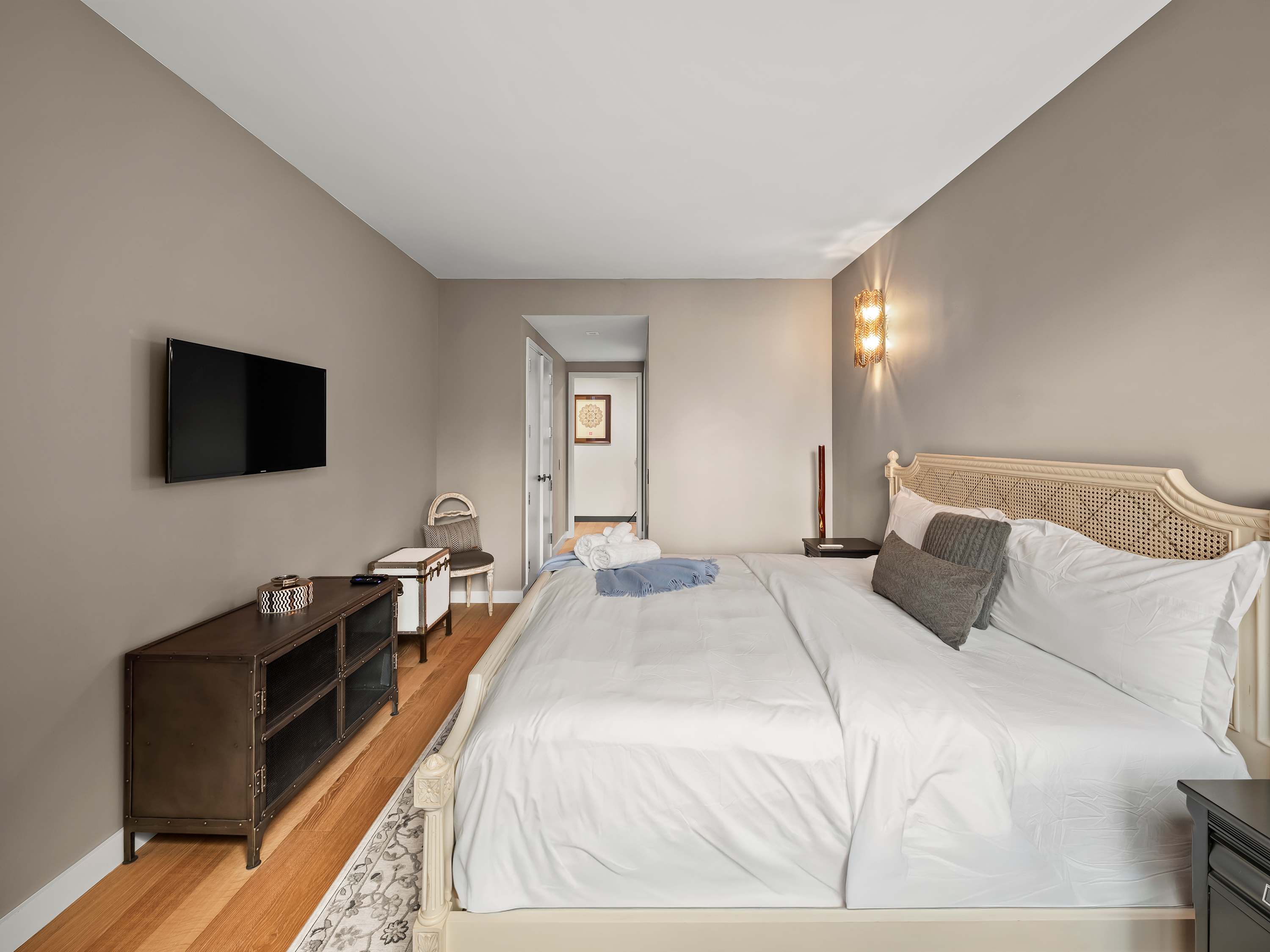 Yorkville Manor | Yorkville | Designer Condo with Shared Amenities photo 14