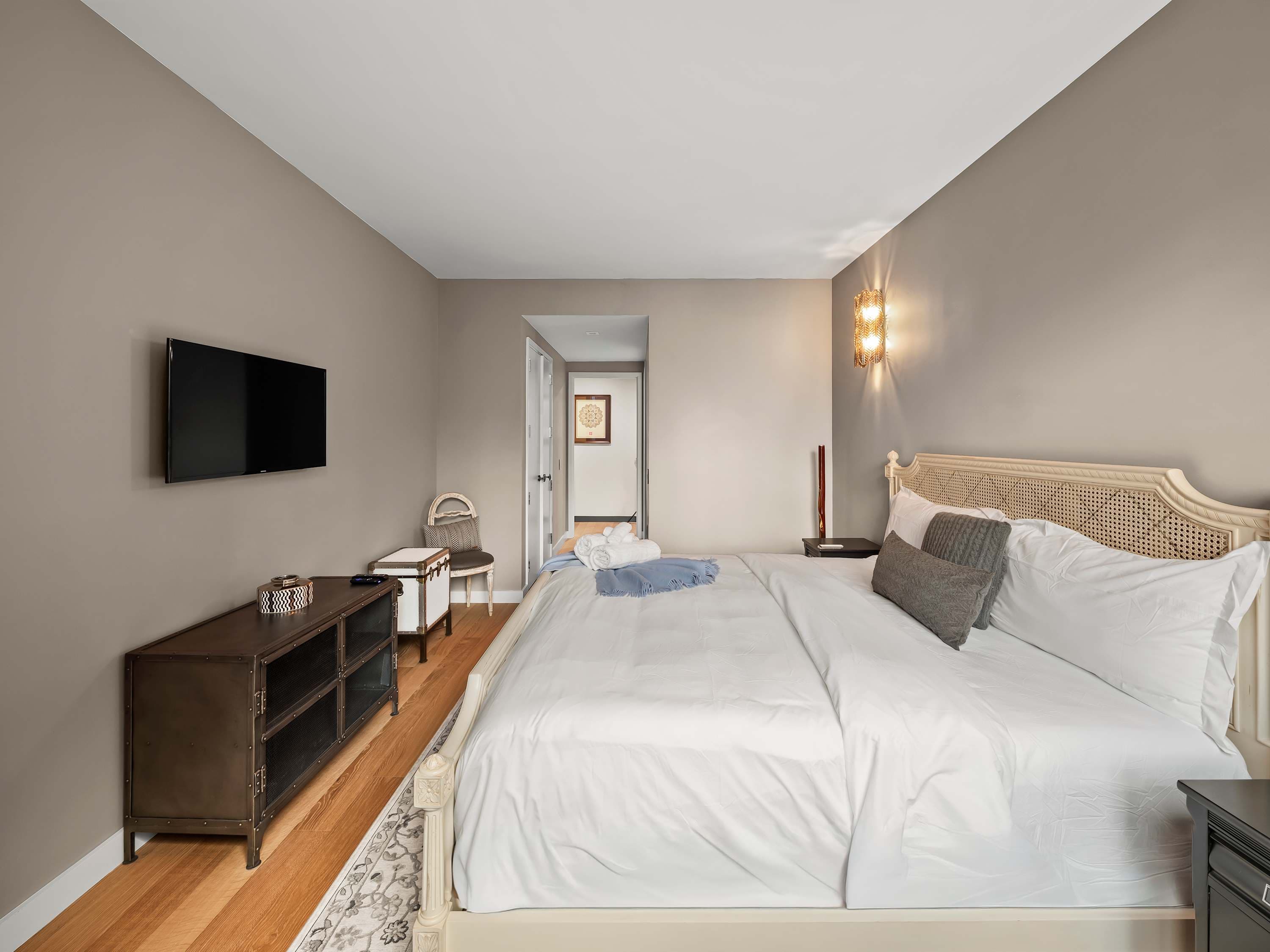 Yorkville Manor | Yorkville | Designer Condo with Shared Amenities photo 14