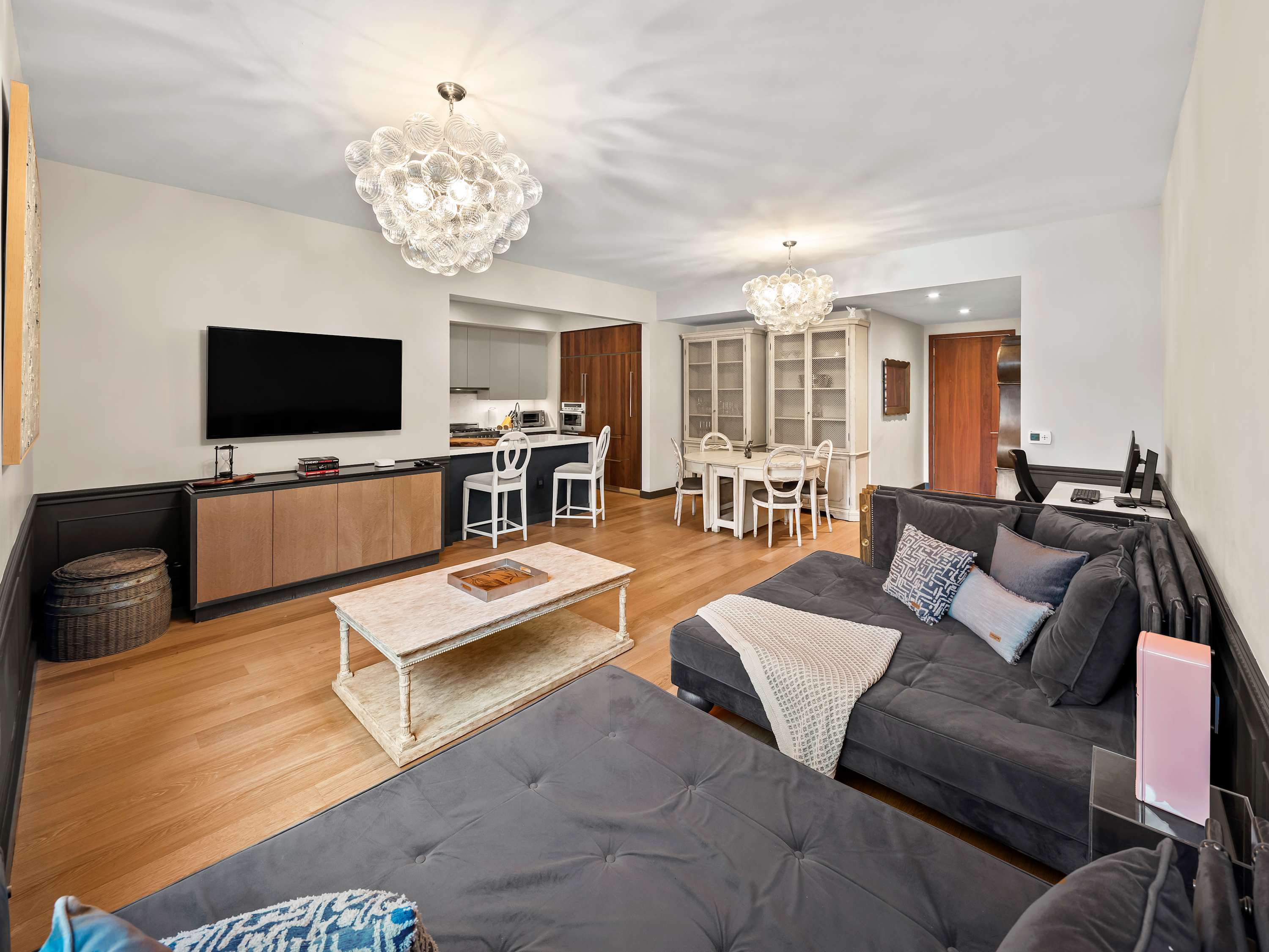 Yorkville Manor | Yorkville | Designer Condo with Shared Amenities photo 16