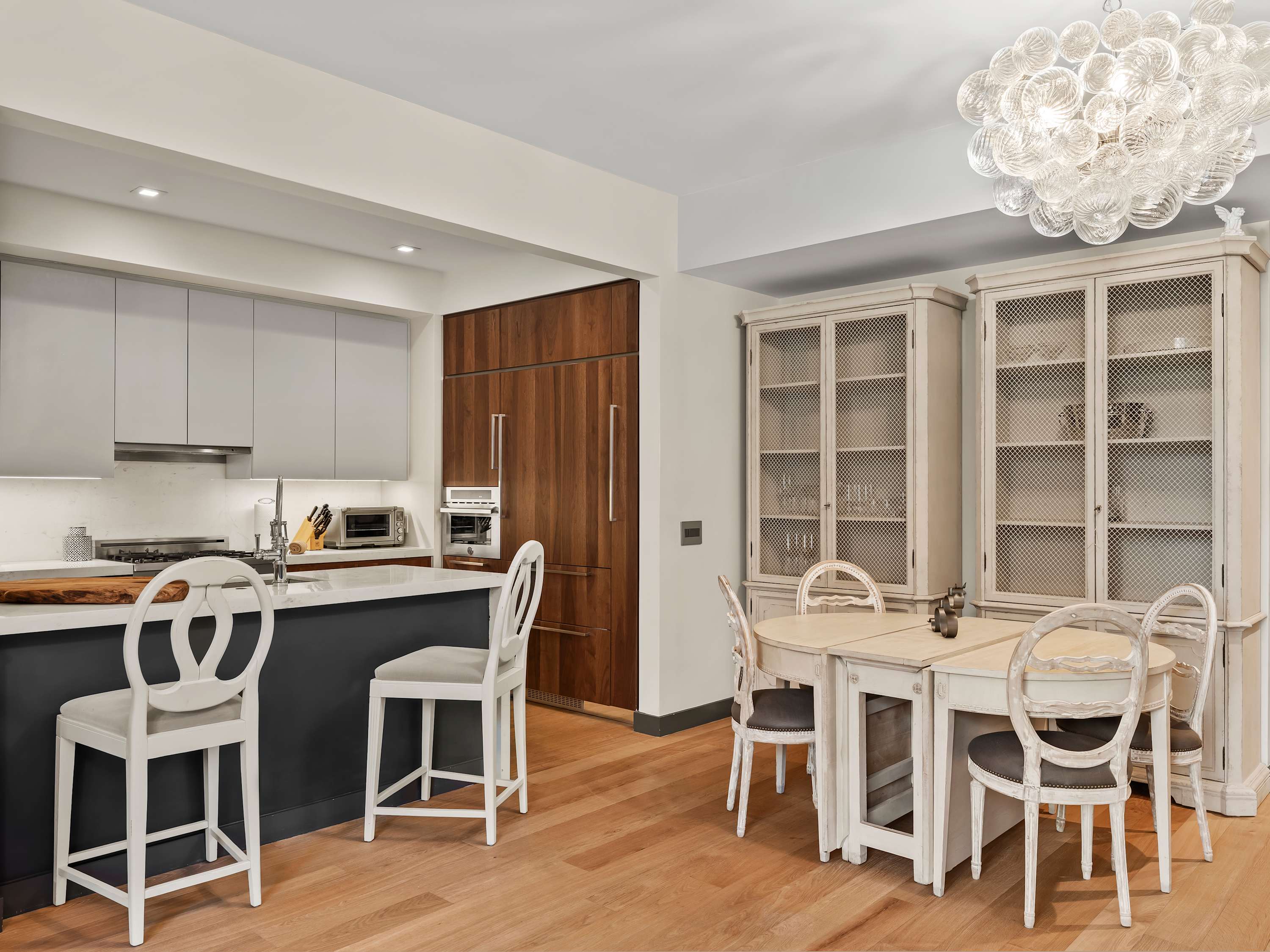 Yorkville Manor | Yorkville | Designer Condo with Shared Amenities photo 7