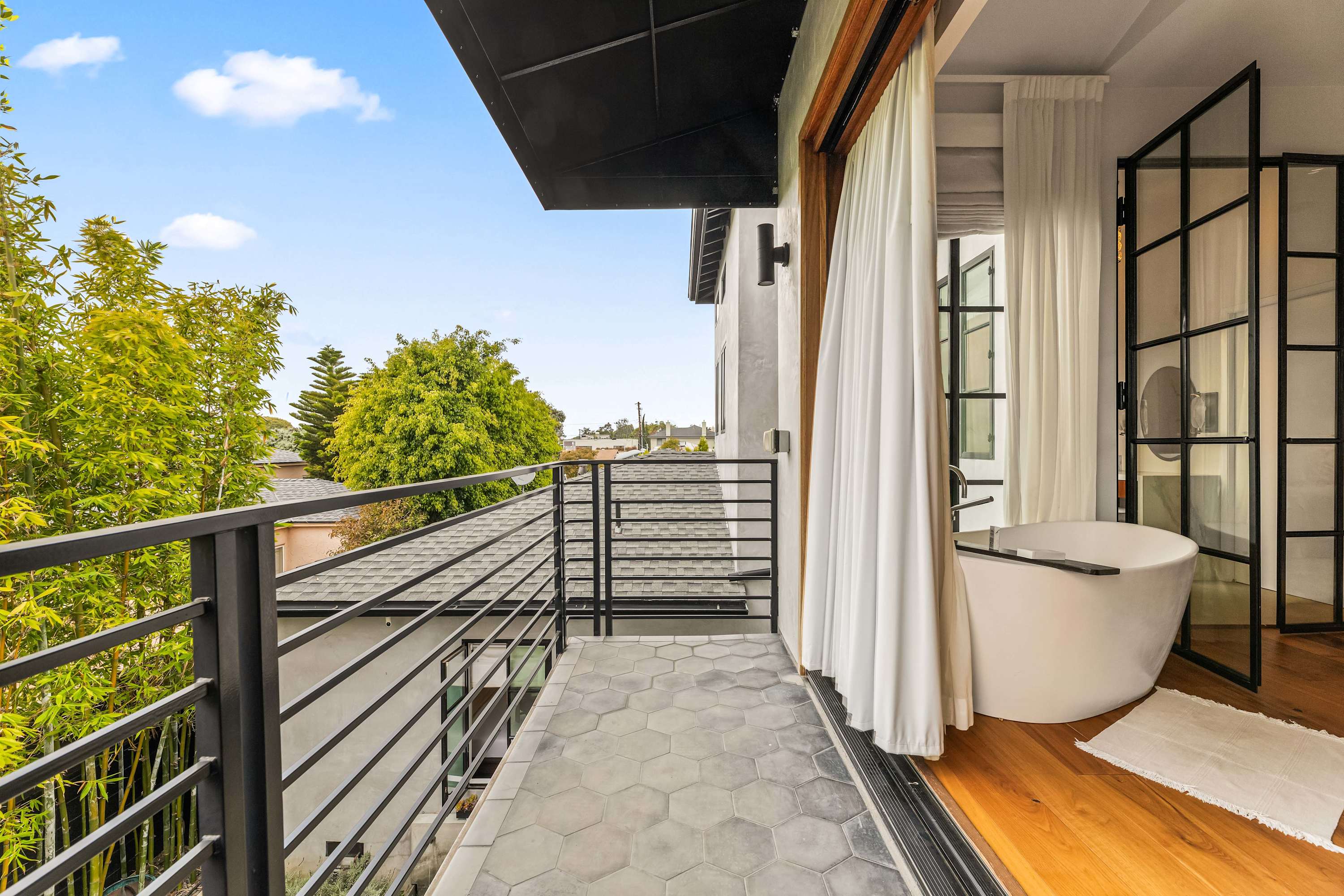 Sunset Atelier | Santa Monica | Designer Home w/ Patio & Gym photo 9