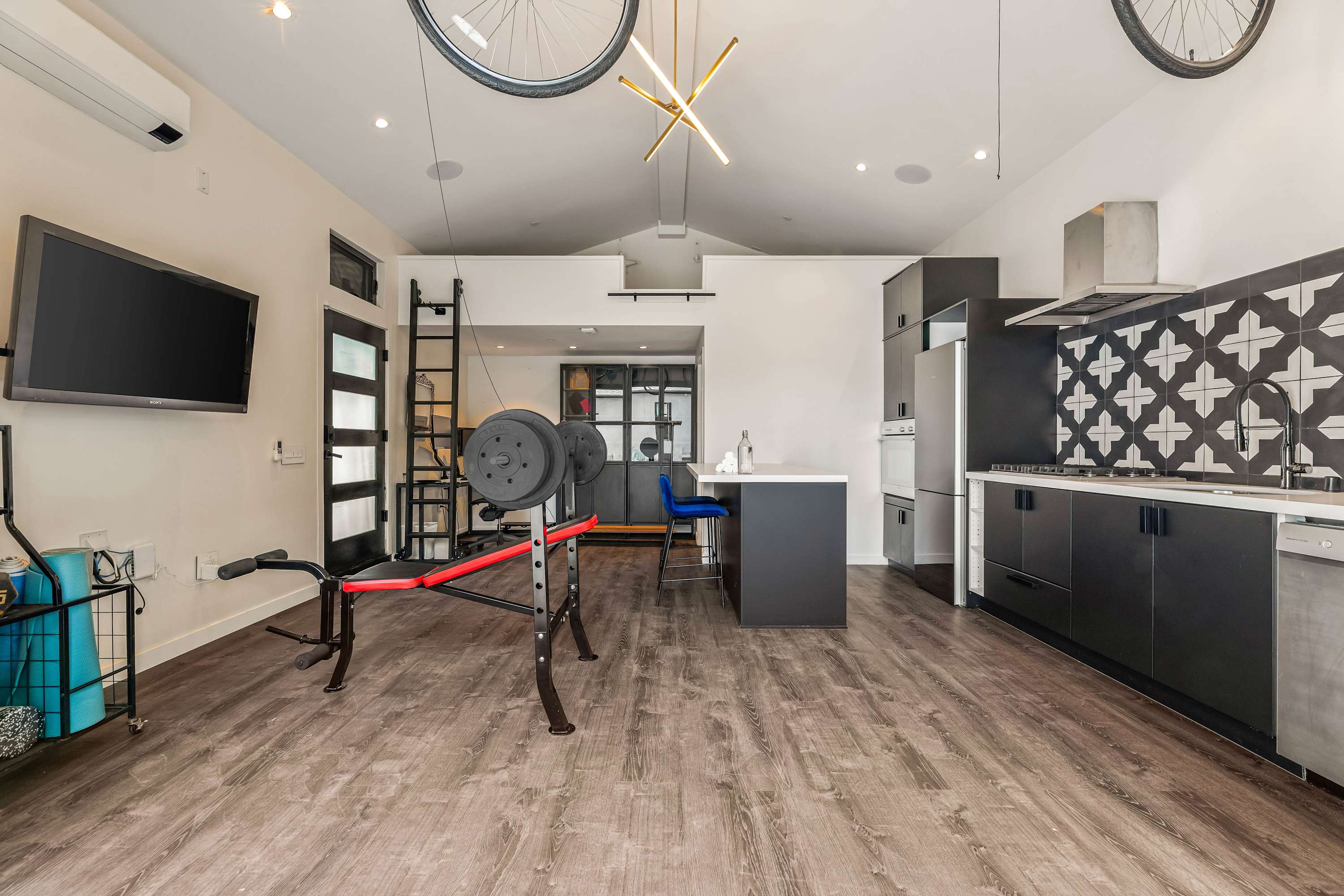 Sunset Atelier | Santa Monica | Designer Home w/ Patio & Gym photo 27