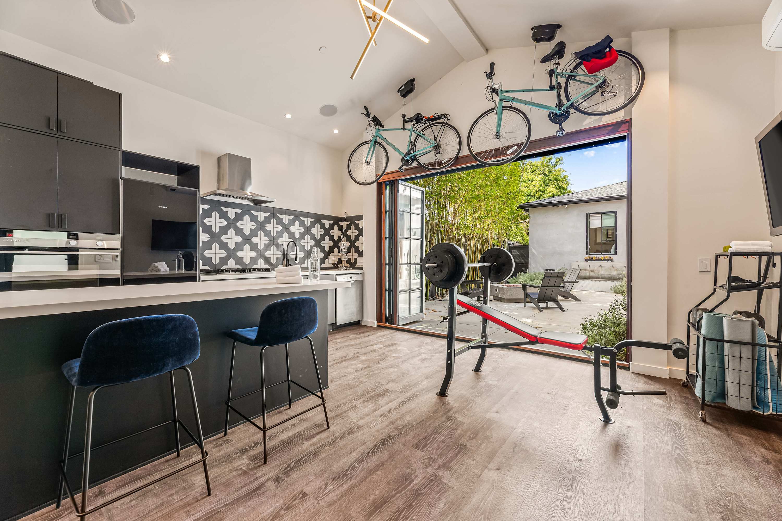 Sunset Atelier | Santa Monica | Designer Home w/ Patio & Gym photo 28