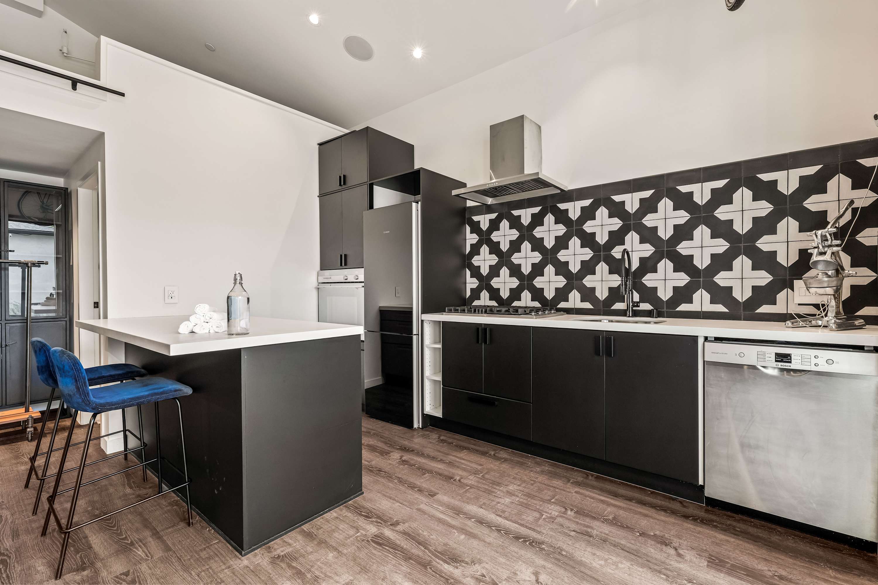 Sunset Atelier | Santa Monica | Designer Home w/ Patio & Gym photo 29