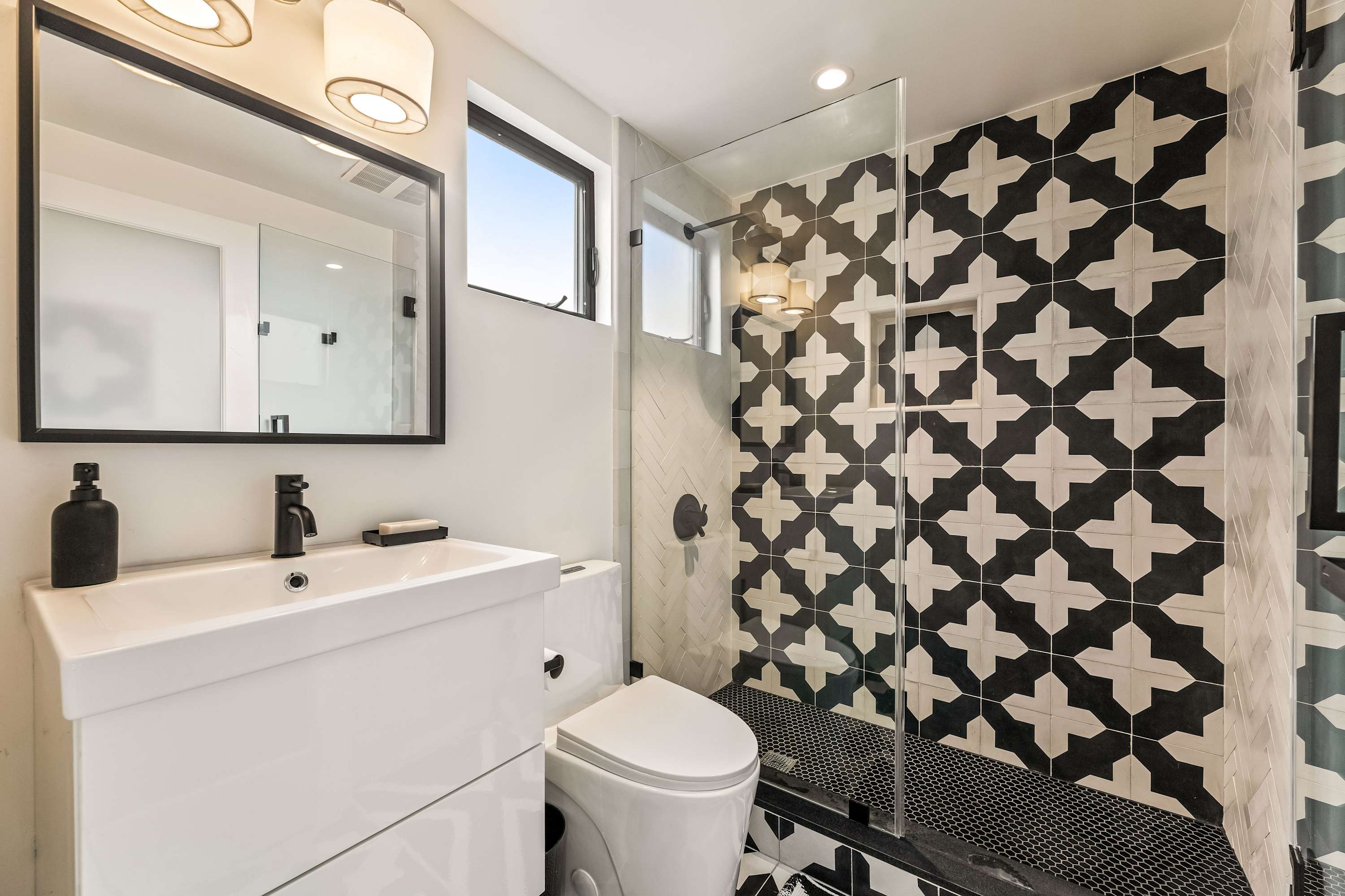 Sunset Atelier | Santa Monica | Designer Home w/ Patio & Gym photo 31