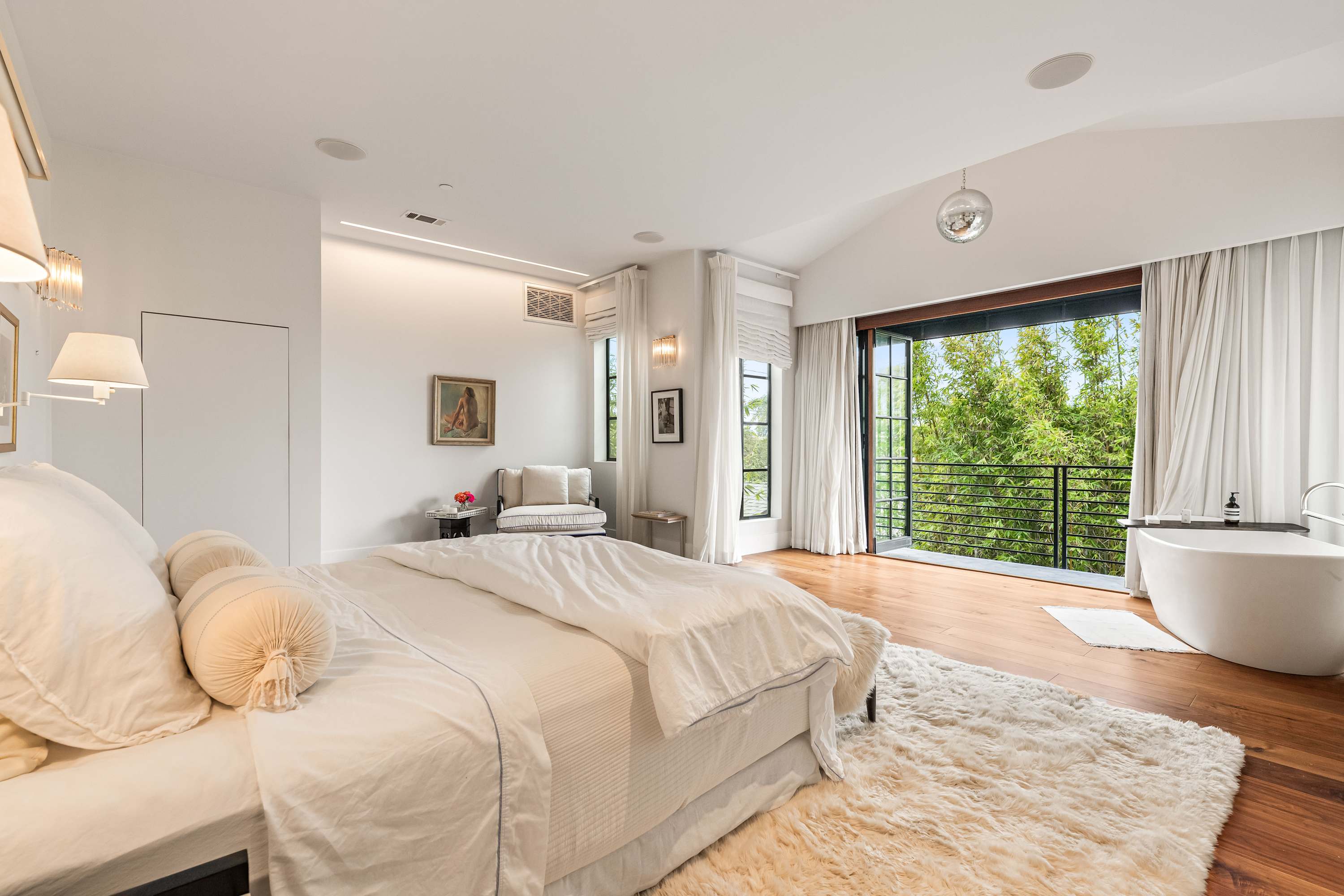 Sunset Atelier | Santa Monica | Designer Home w/ Patio & Gym photo 13