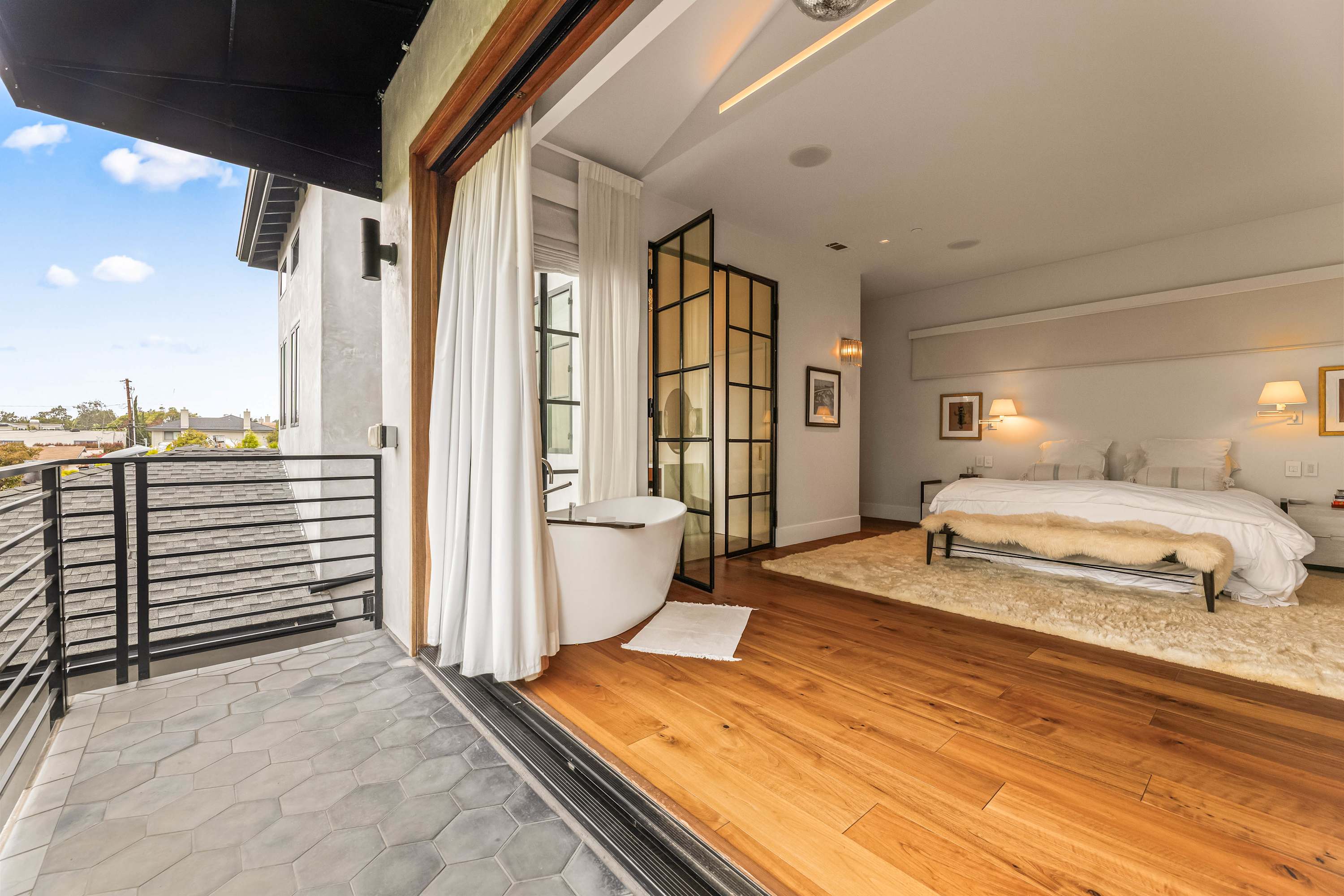 Sunset Atelier | Santa Monica | Designer Home w/ Patio & Gym photo 49