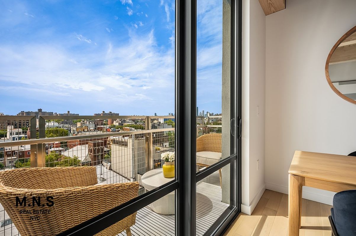 Metropolitan Suite | Williamsburg | Penthouse w/ Private Balcony & Gym photo 3