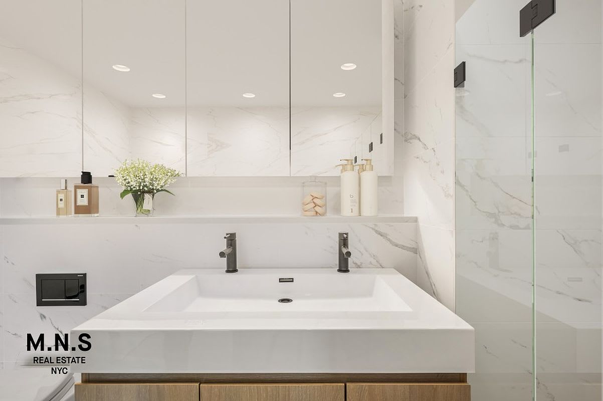 Metropolitan Suite | Williamsburg | Penthouse w/ Private Balcony & Gym photo 9