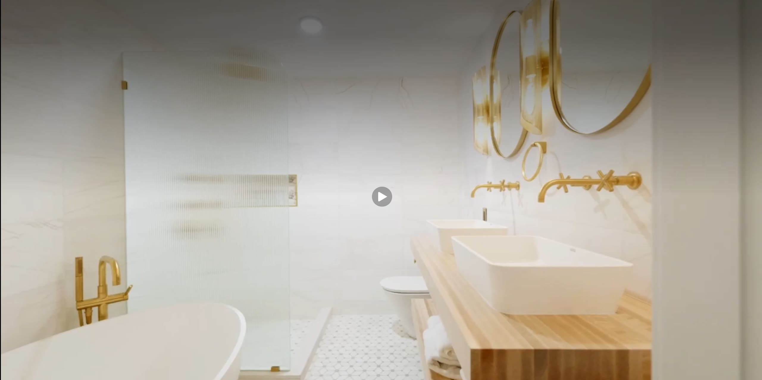 Williams Grove | Williamsburg | Designer Apartment with Hot Tub & Backyard photo 2