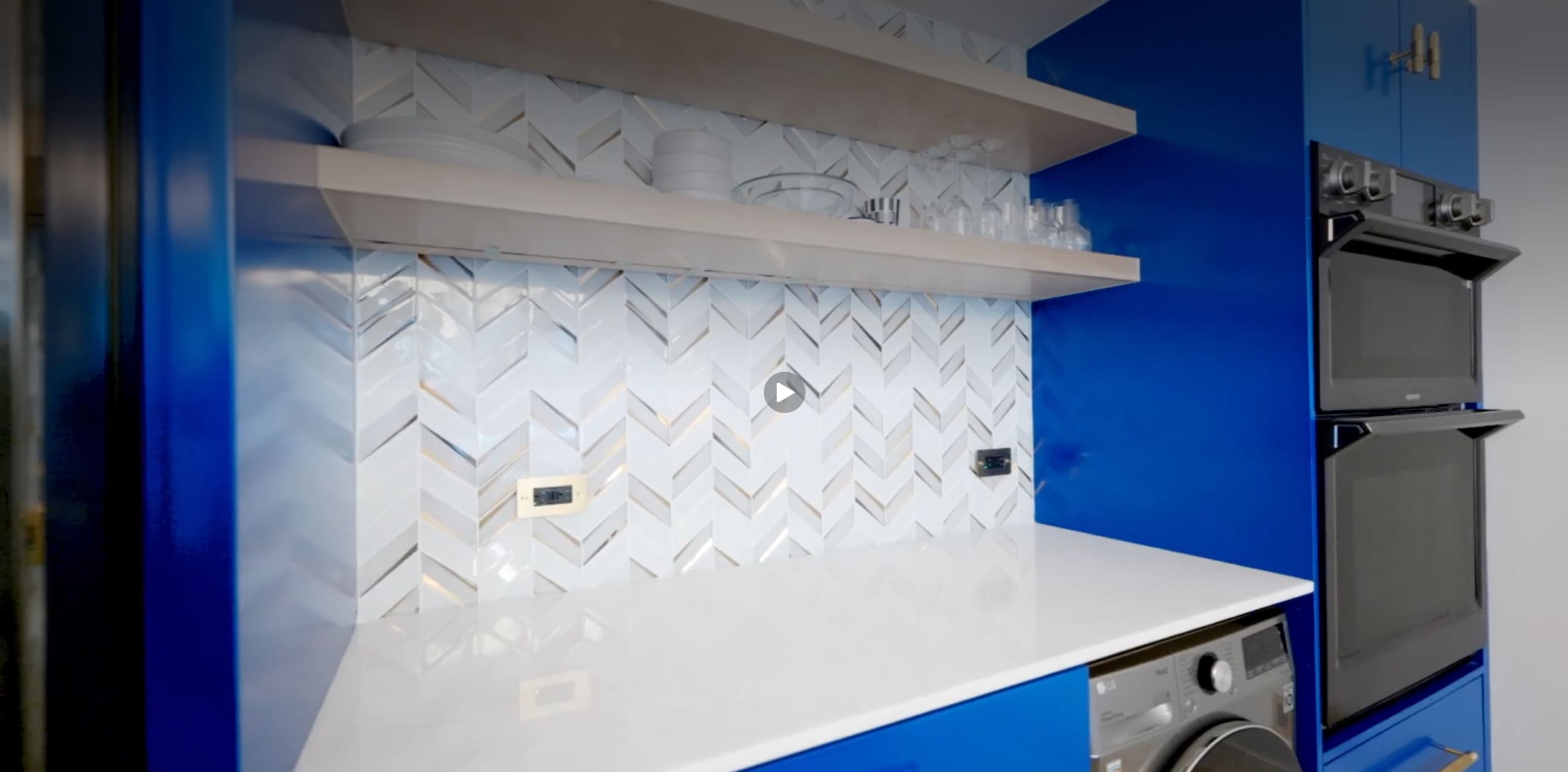 Williams Grove | Williamsburg | Designer Apartment with Hot Tub & Backyard photo 10