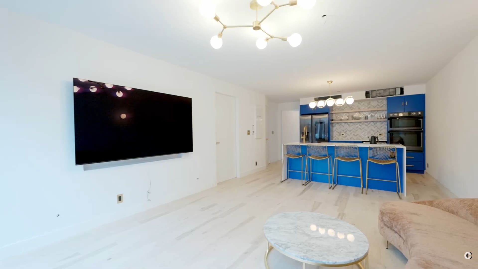 Williams Grove | Williamsburg | Designer Apartment with Hot Tub & Backyard photo 6