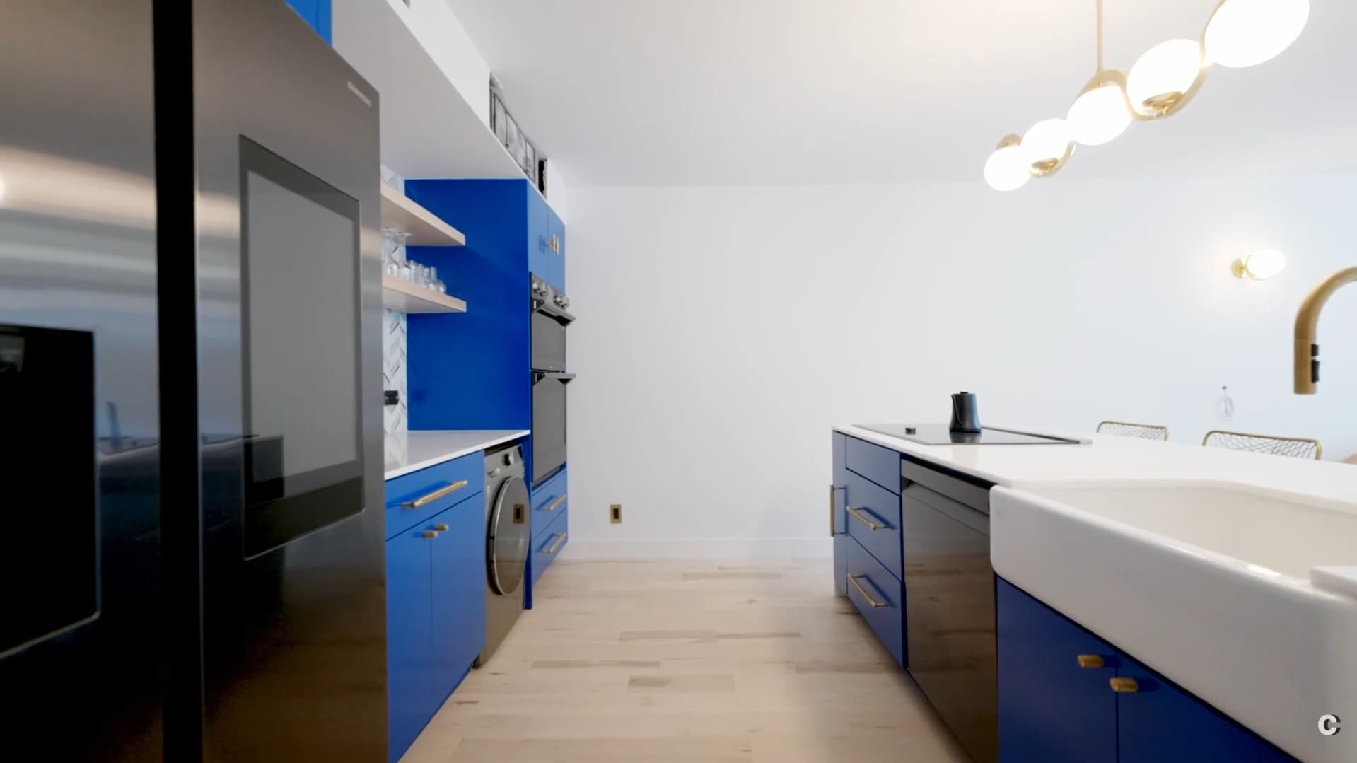 Williams Grove | Williamsburg | Designer Apartment with Hot Tub & Backyard photo 5
