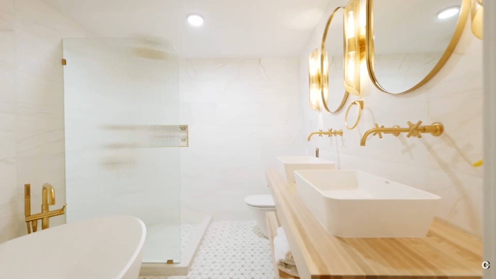 Williams Grove | Williamsburg | Designer Apartment with Hot Tub & Backyard photo 4