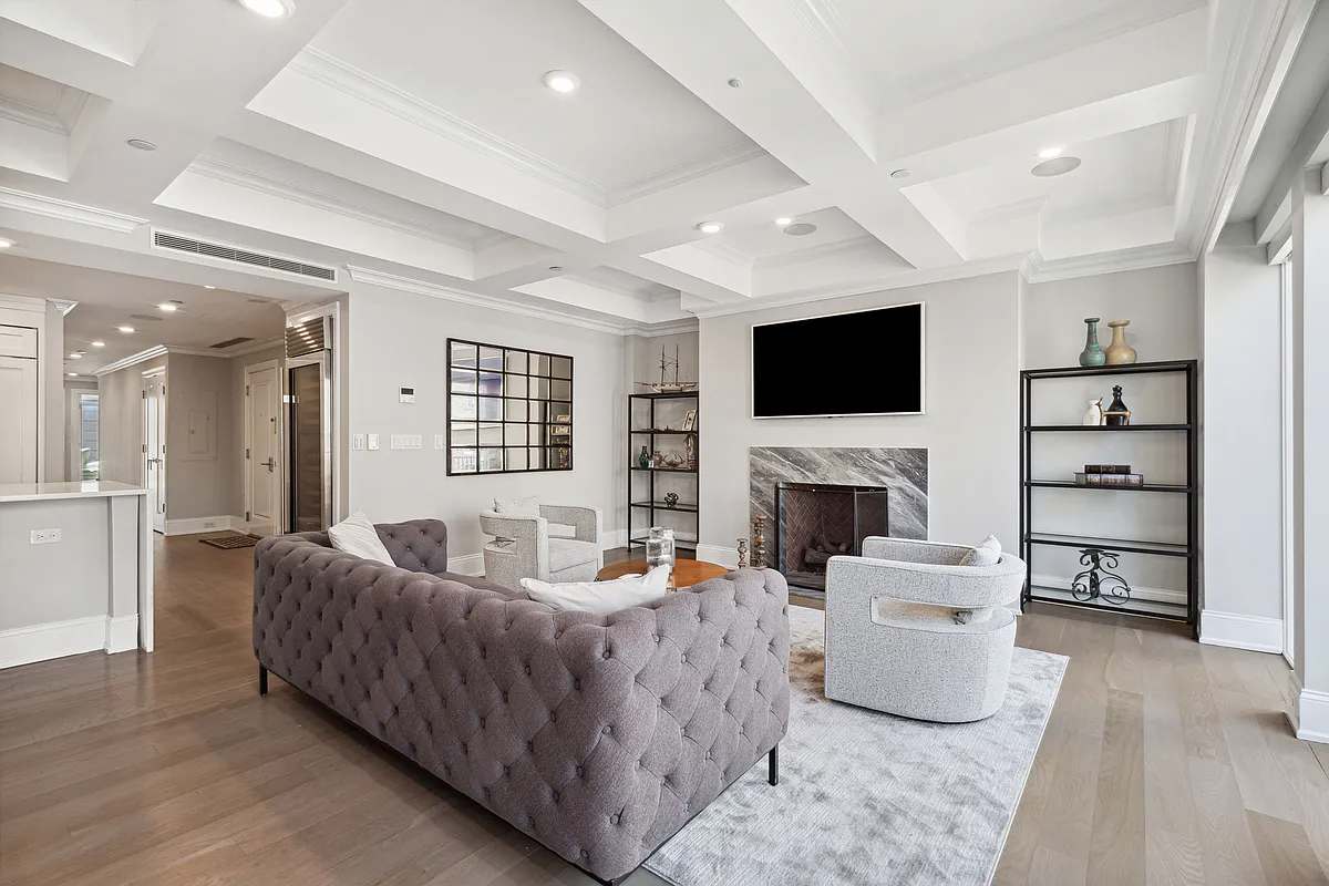 Easton Heights | Upper East Side | Penthouse with Balcony and Hot Tub photo 6