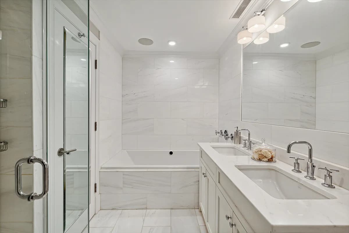 Easton Heights | Upper East Side | Penthouse with Balcony and Hot Tub photo 12