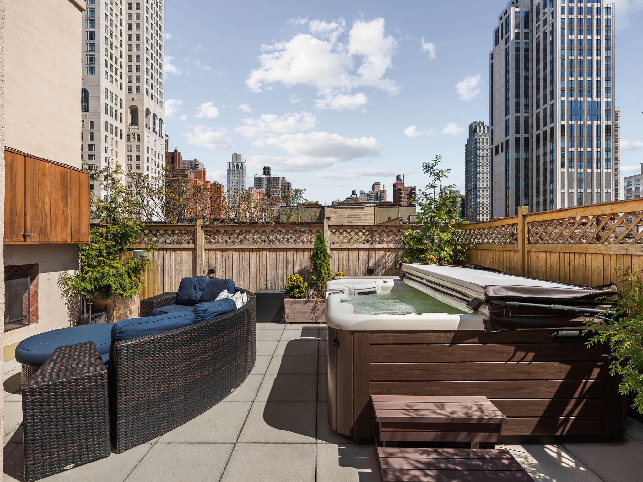Easton Heights | Upper East Side | Penthouse with Balcony and Hot Tub photo 2