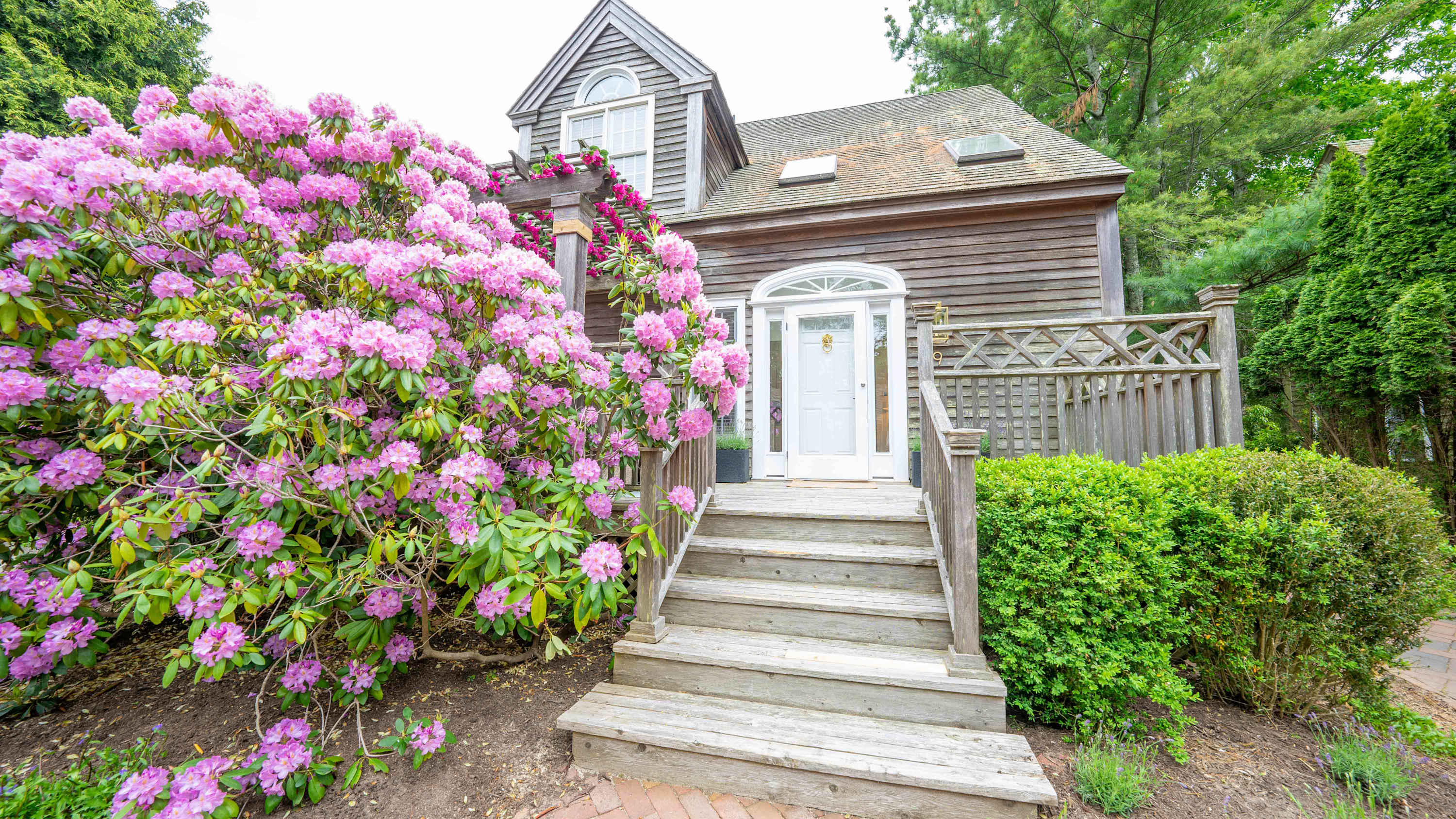 Harbor Cottage 9 | East Hampton Springs | Waterfront Resort Cottage with Private Deck photo 3