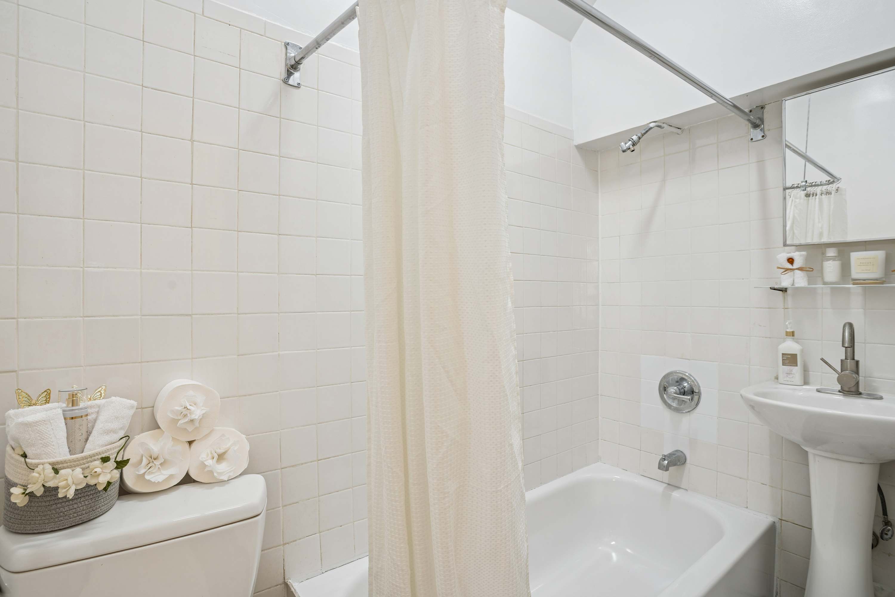 Lenox House III | Lenox Hill | Stylish Apartment photo 6