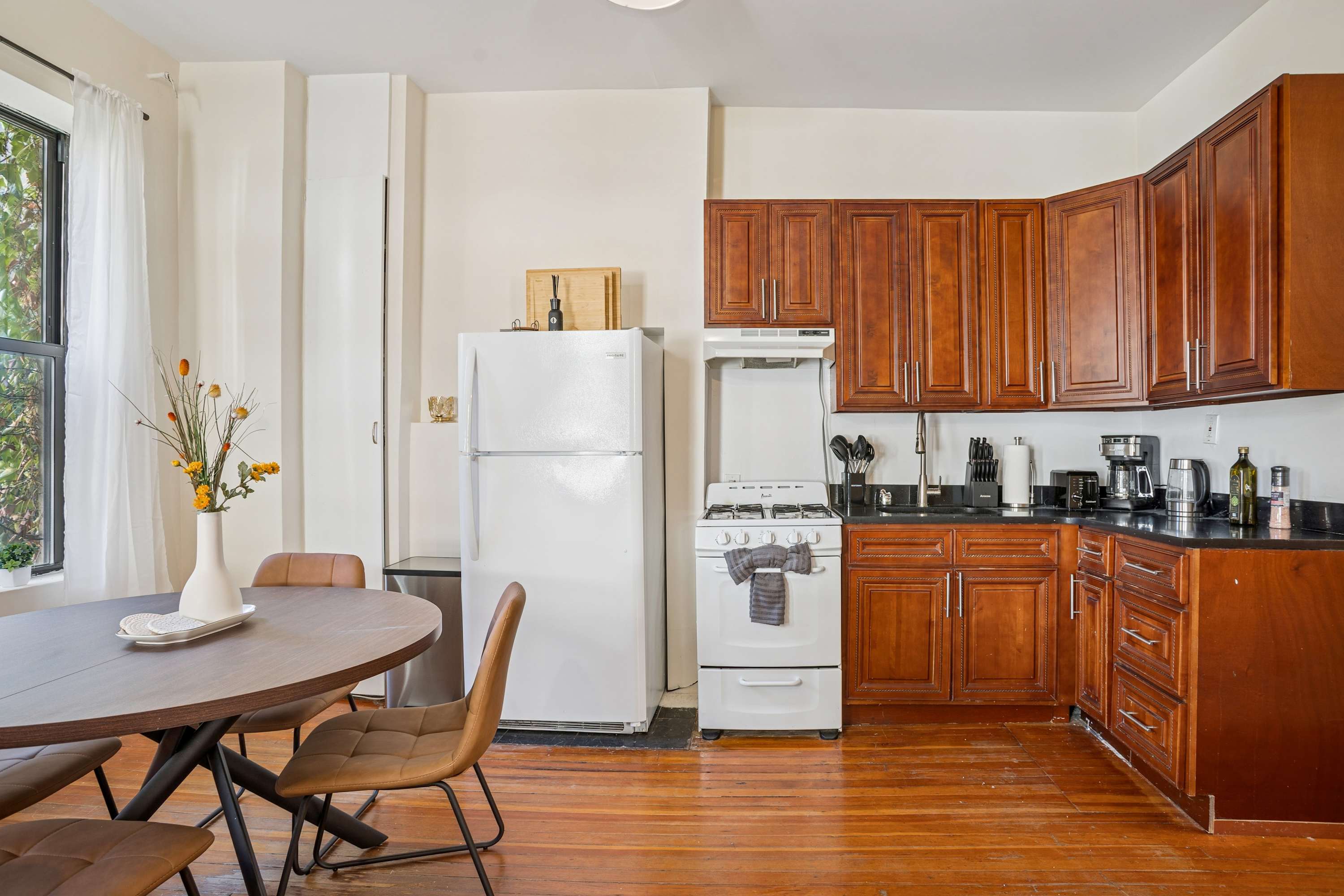 Lenox House III | Lenox Hill | Stylish Apartment photo 5
