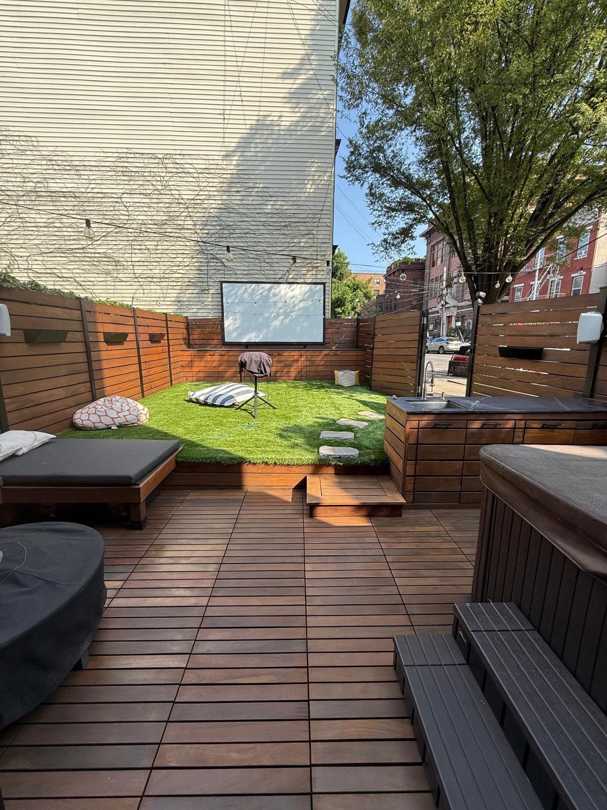 Williams Grove | Williamsburg | Designer Apartment with Hot Tub & Backyard photo 3
