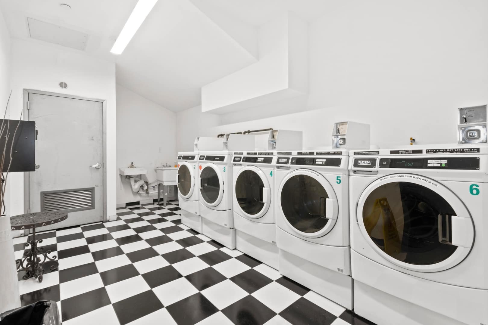 Westlight Place 33 | Hell’s Kitchen | Modern Apartment with Elevator photo 9