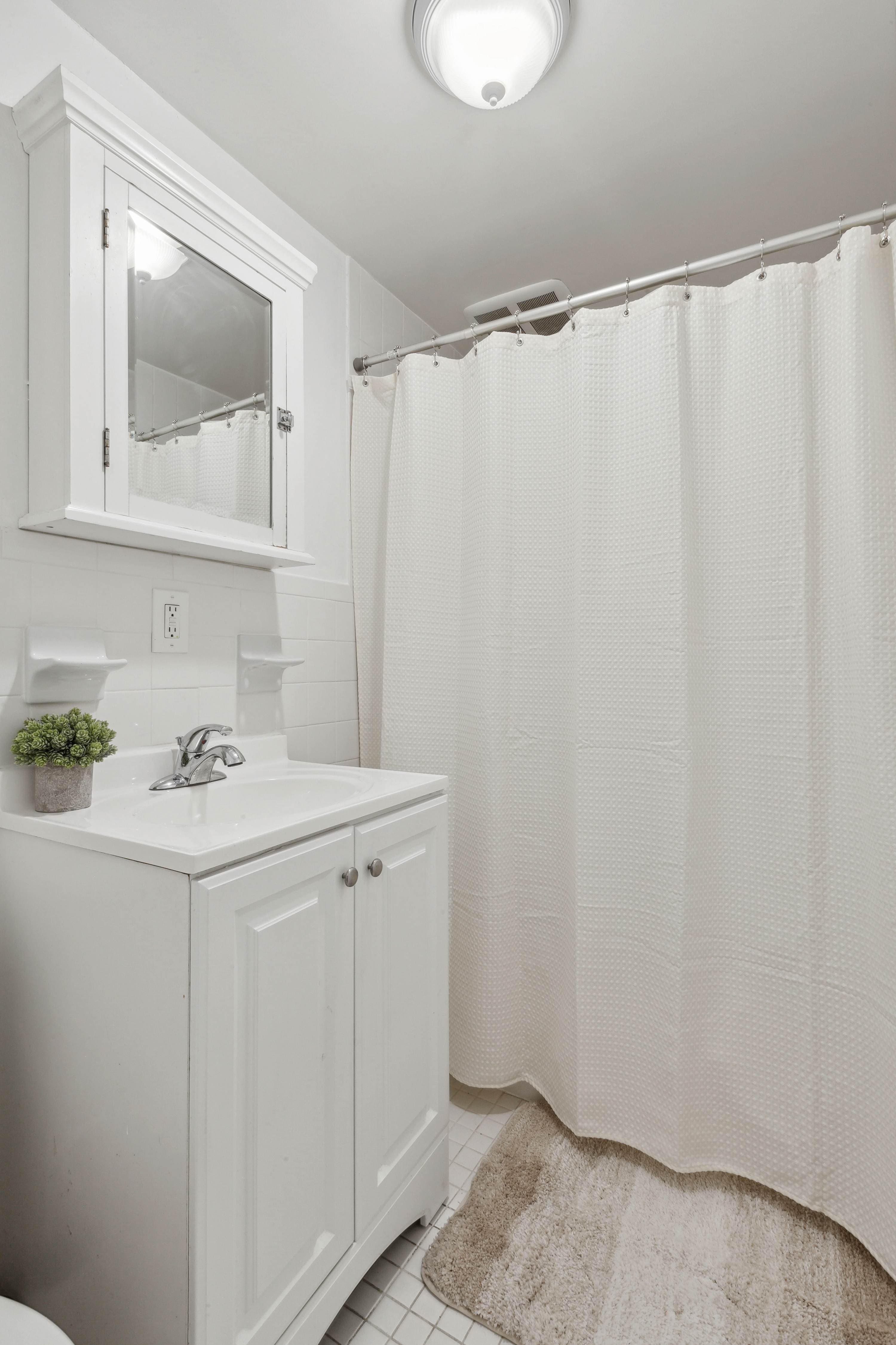 Lenox House I | Lenox Hill | Spacious Apartment photo 10