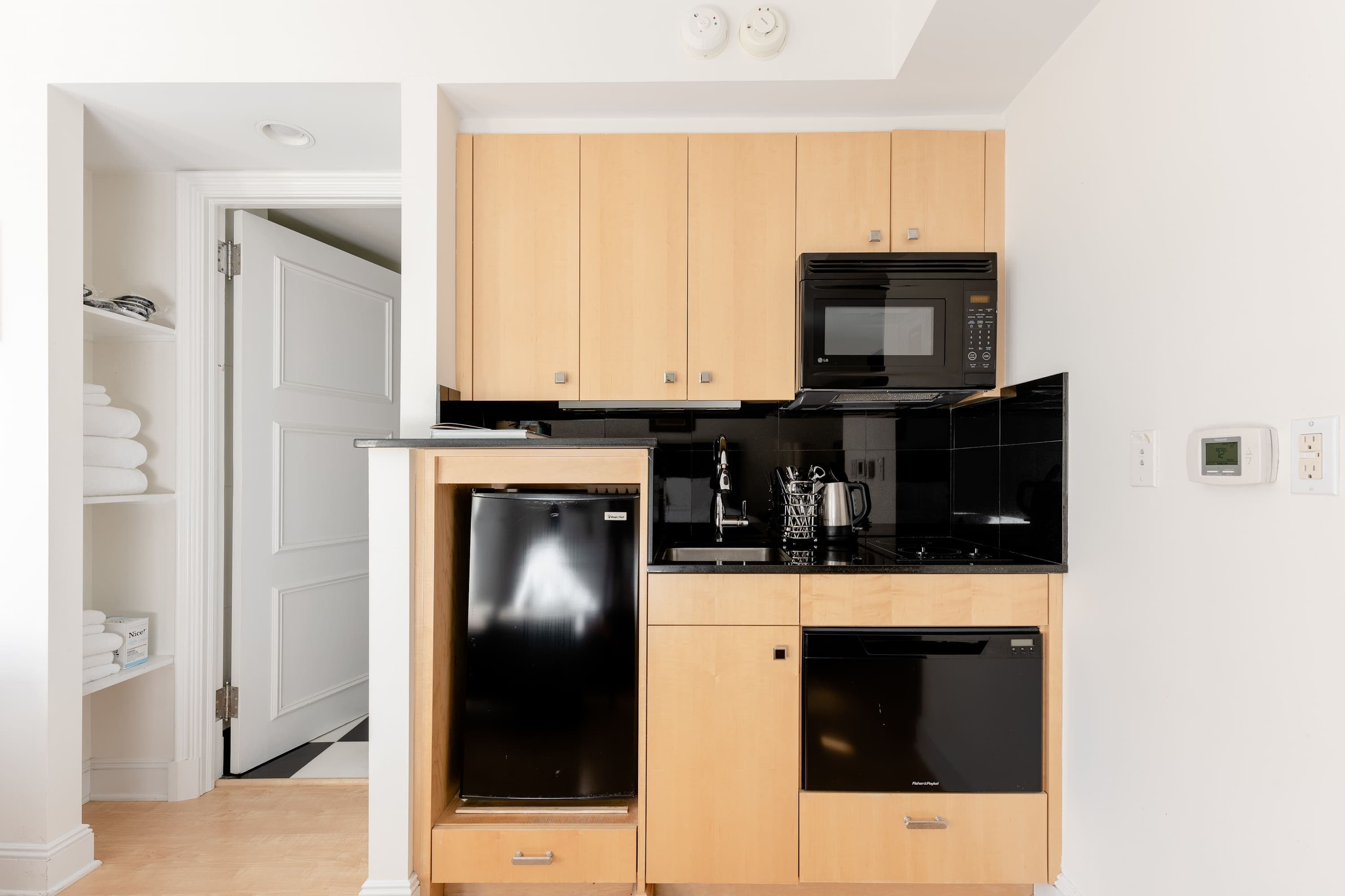 Essex Residence 2914 | Midtown Manhattan | Elegant Studio photo 3