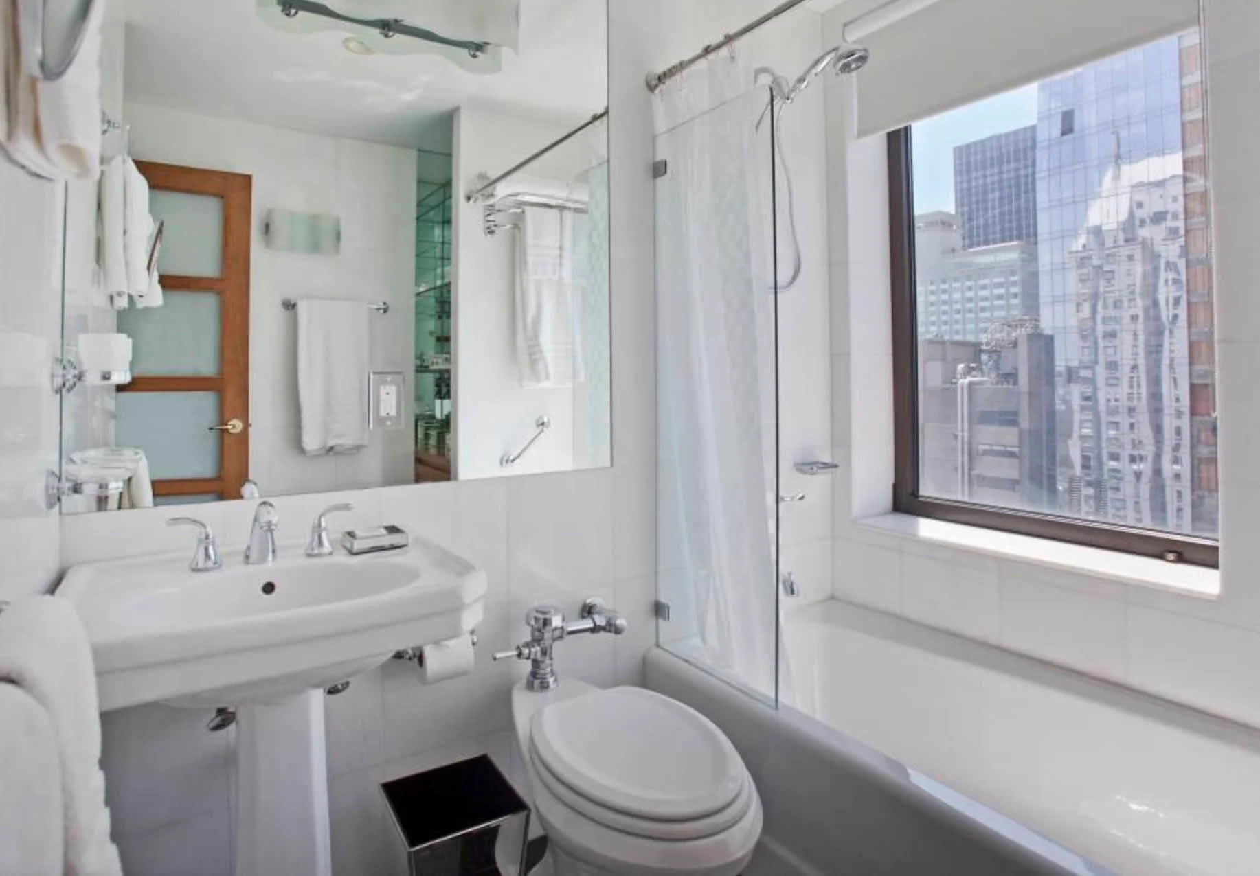 Essex Residence 2911 | Midtown Manhattan | Modern Residence with Gym photo 7