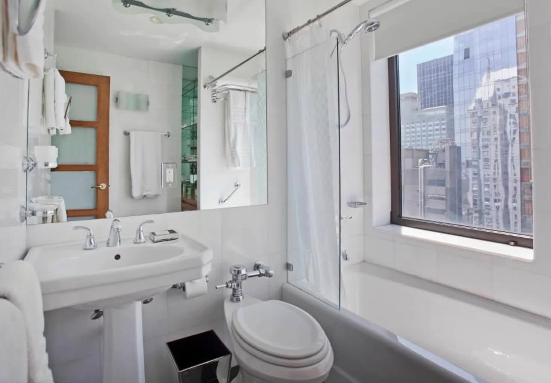 Essex Residence 2911 | Midtown Manhattan | Modern Residence with Gym photo 7