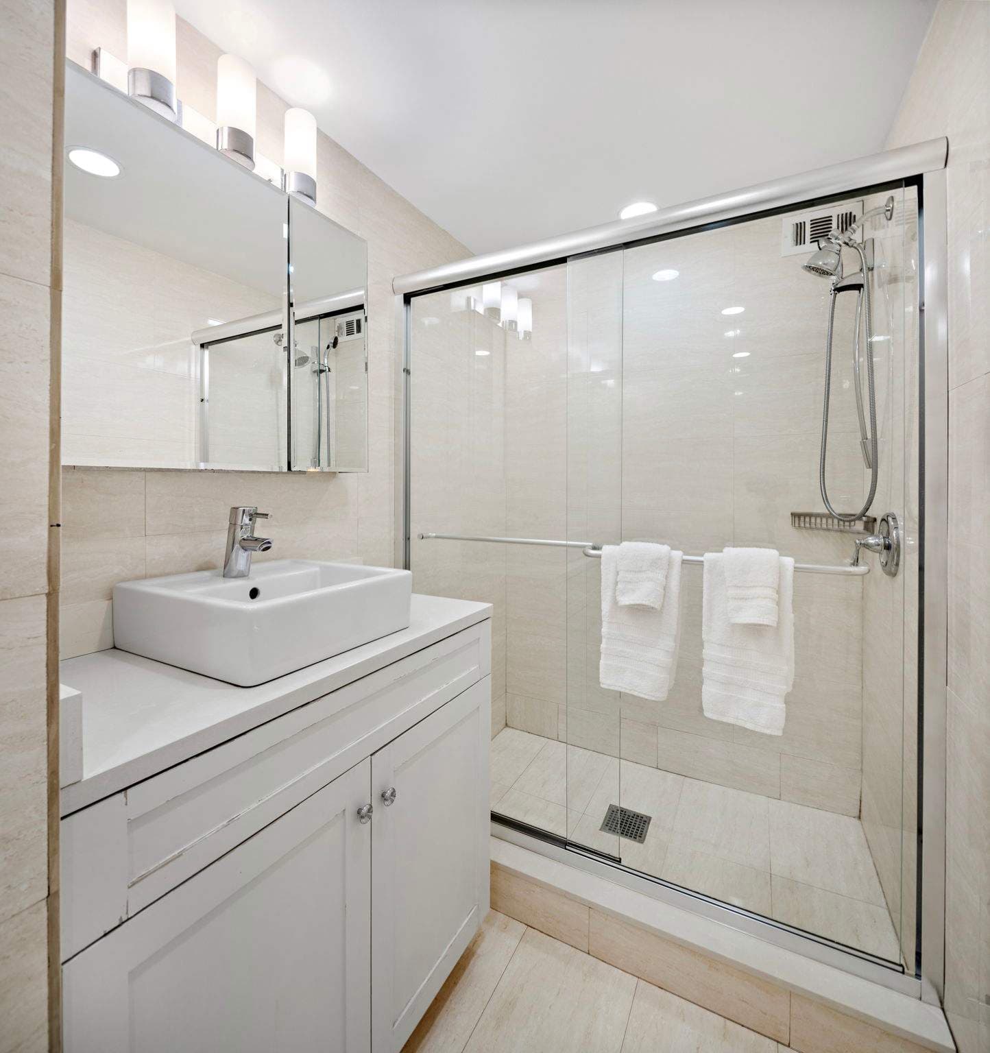 Essex Residence 2908 | Midtown Manhattan | Modern Residence with Gym photo 17