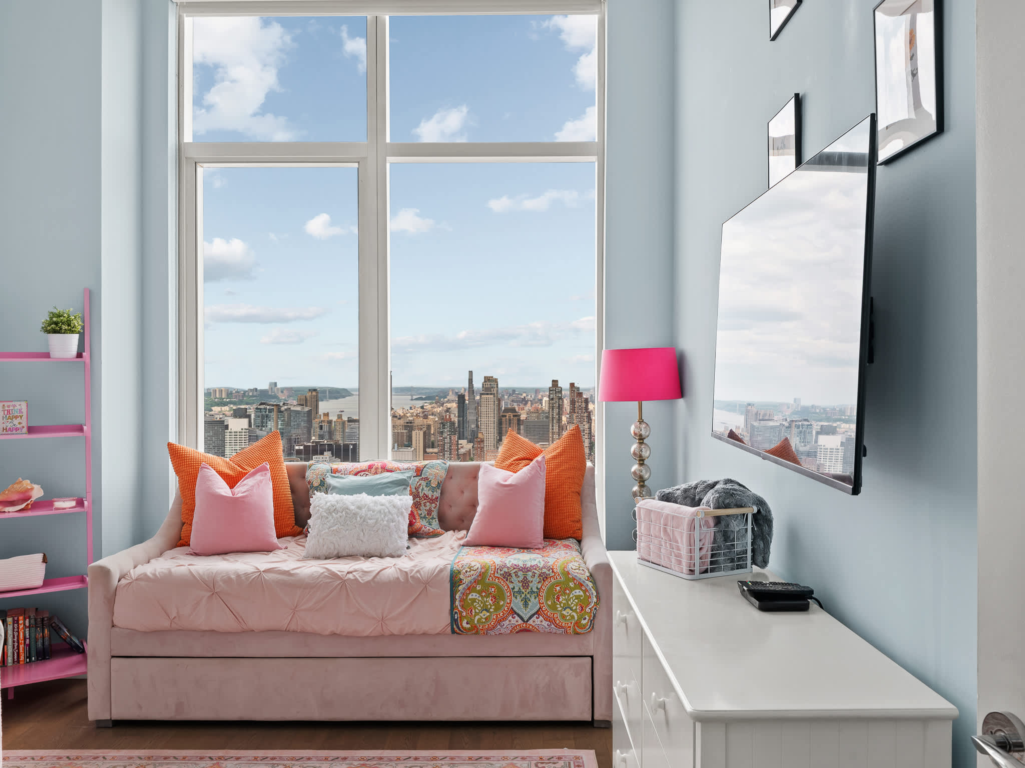 Skyline Residence | Hell's Kitchen | Luxury Apartment photo 3