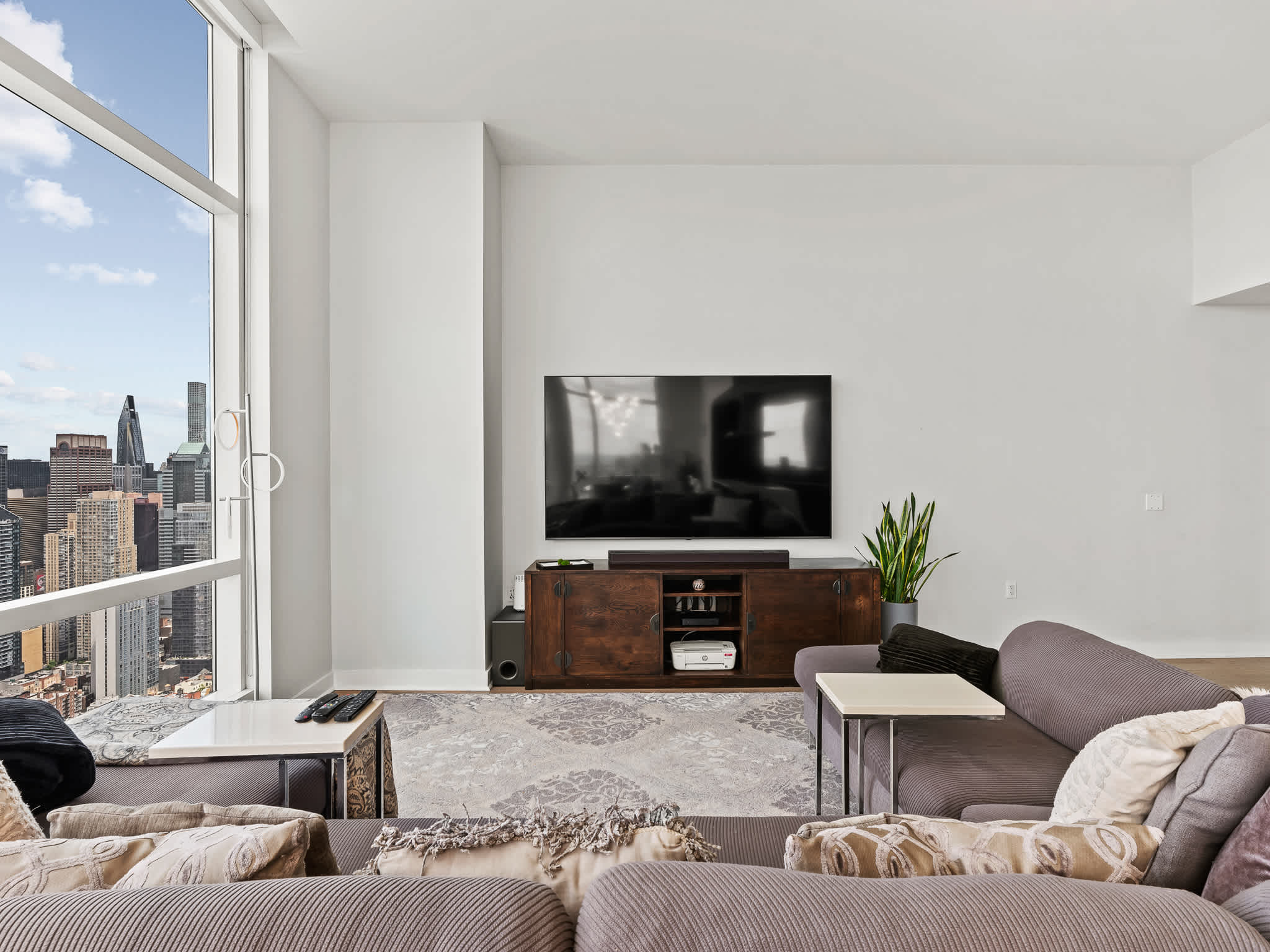 Skyline Residence | Hell's Kitchen | Luxury Apartment photo 8