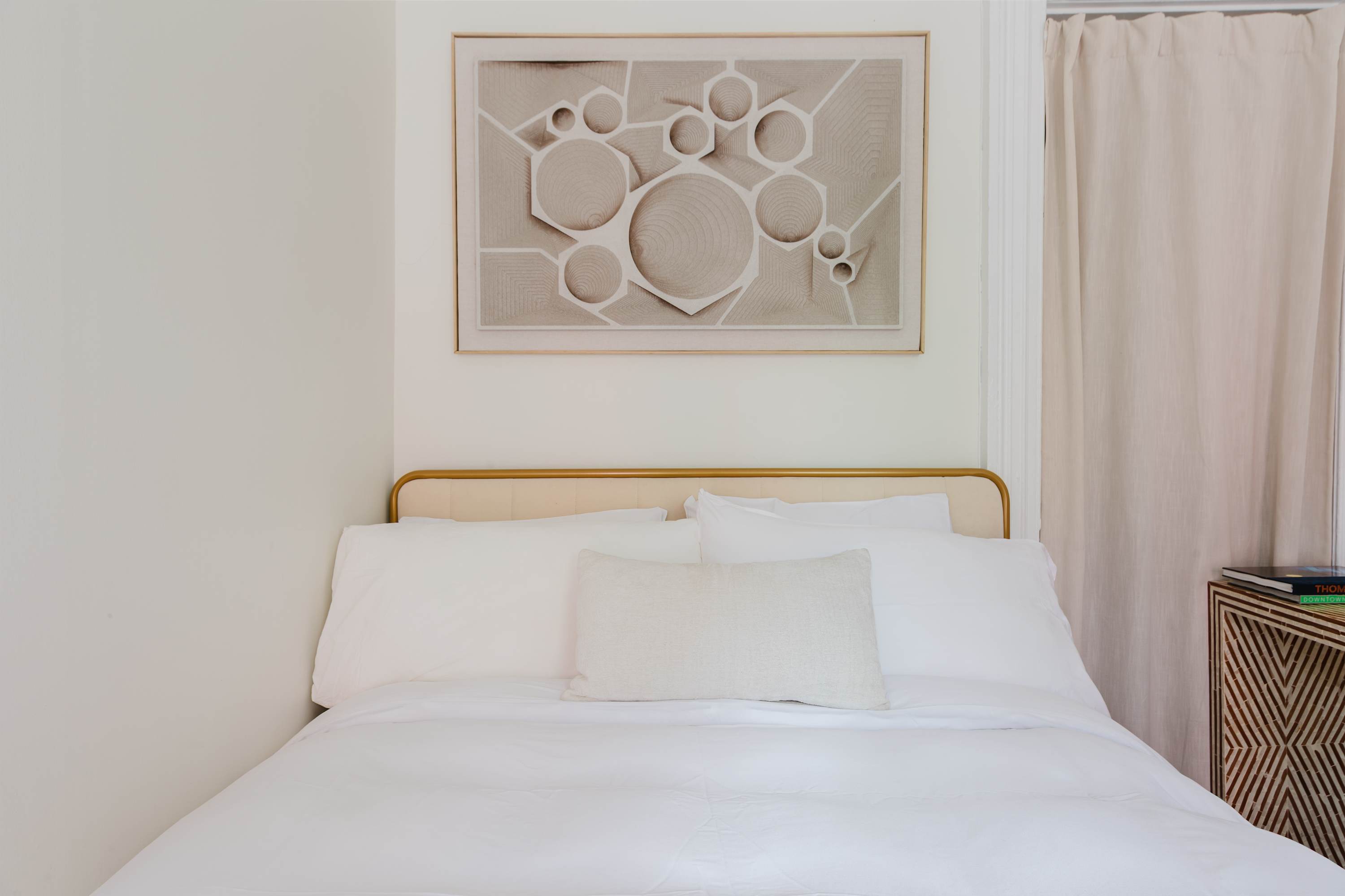 West Gem | West Village | Charming Townhouse Retreat photo 5