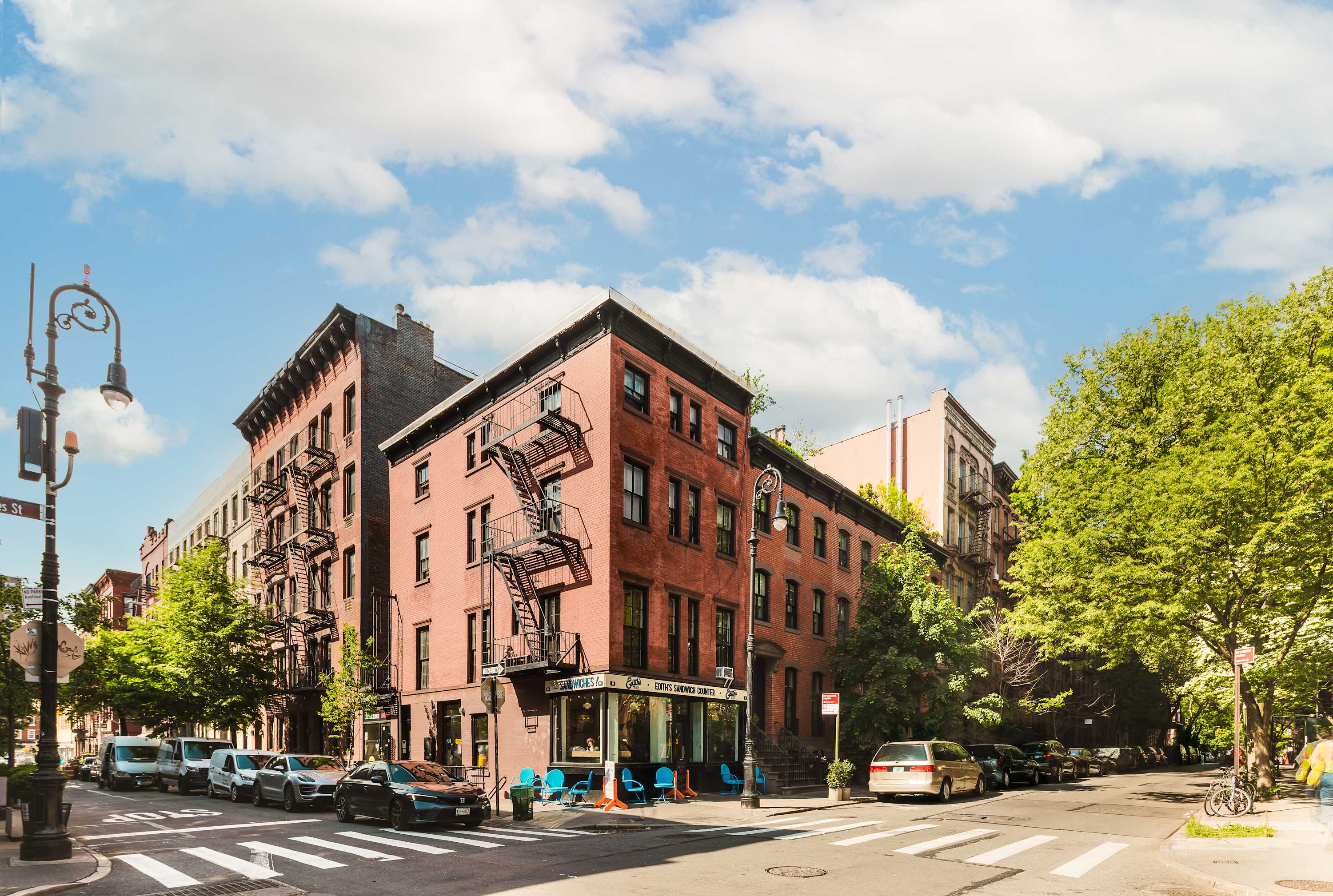 West Gem | West Village | Charming Townhouse Retreat photo 3