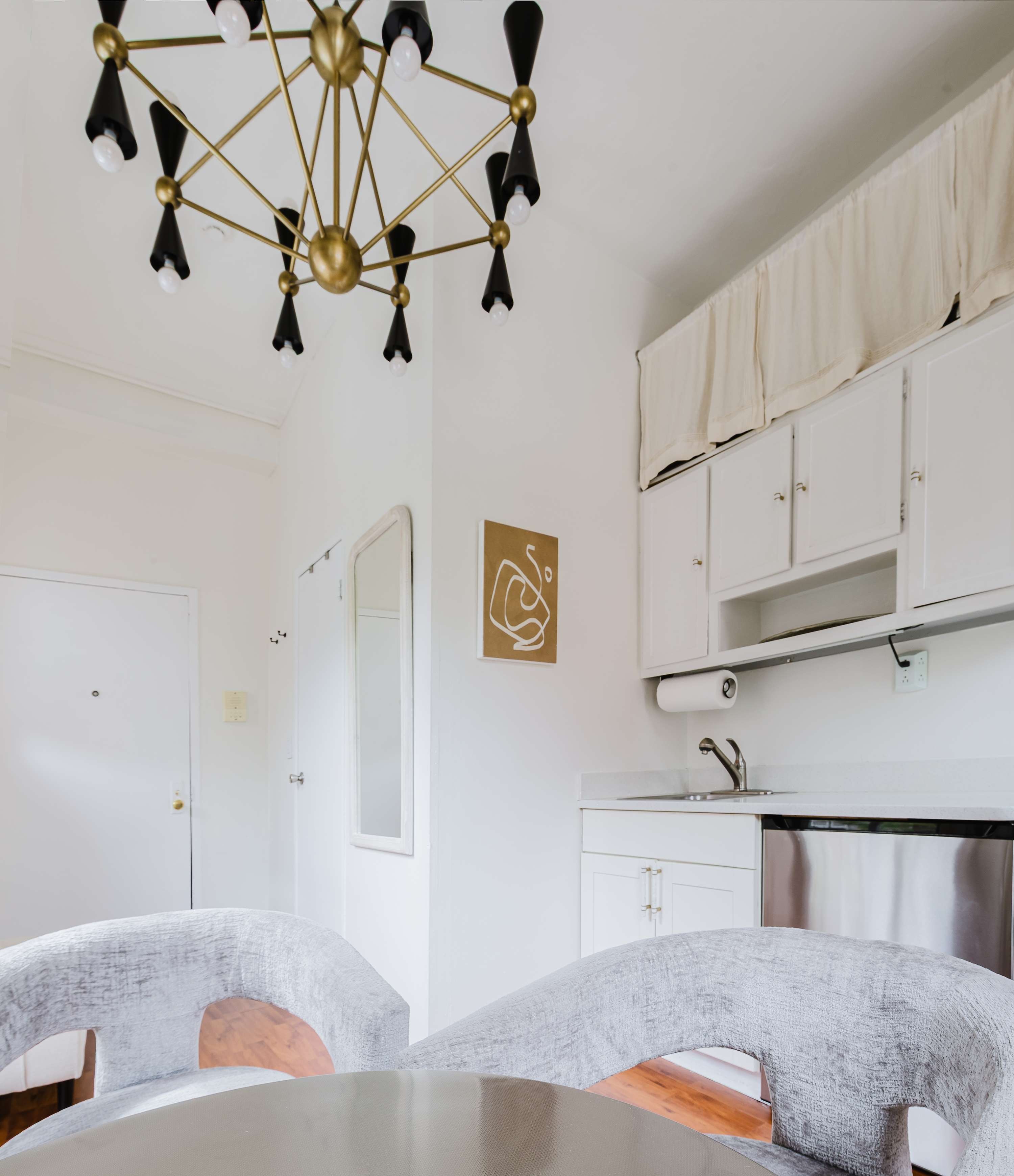 West Gem | West Village | Charming Townhouse Retreat photo 9