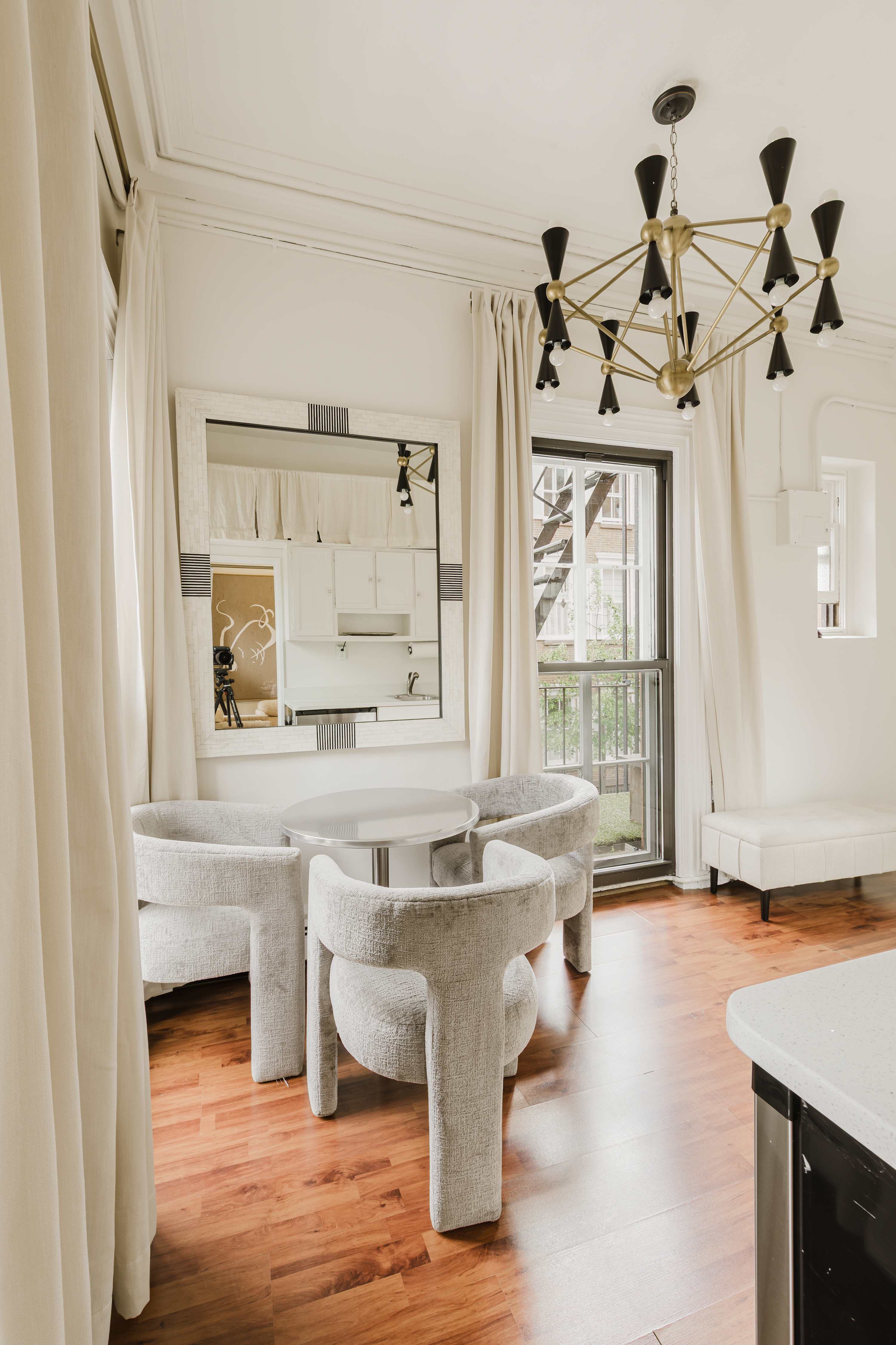 West Gem | West Village | Charming Townhouse Retreat photo 8