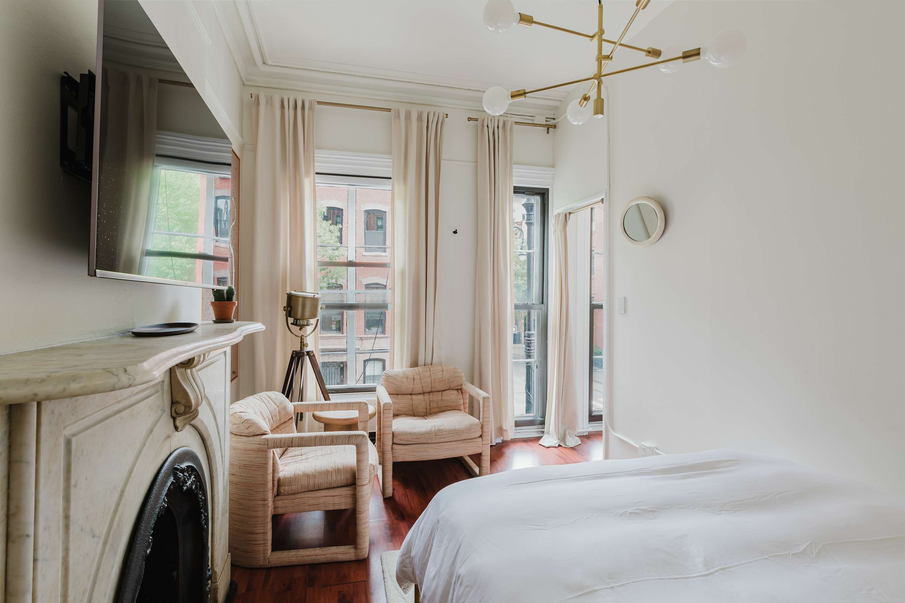 West Gem | West Village | Charming Townhouse Retreat photo 11