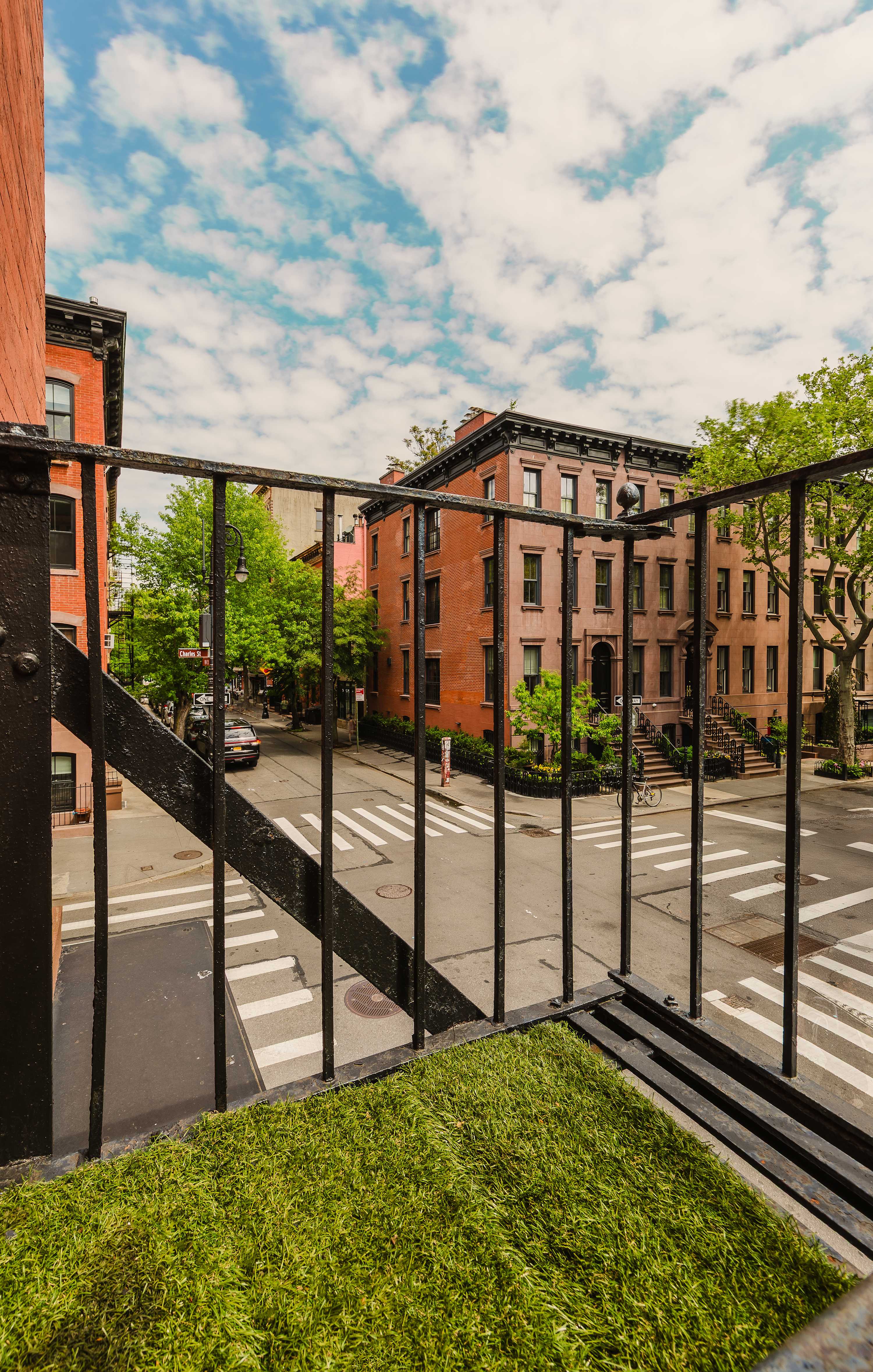 West Gem | West Village | Charming Townhouse Retreat photo 13