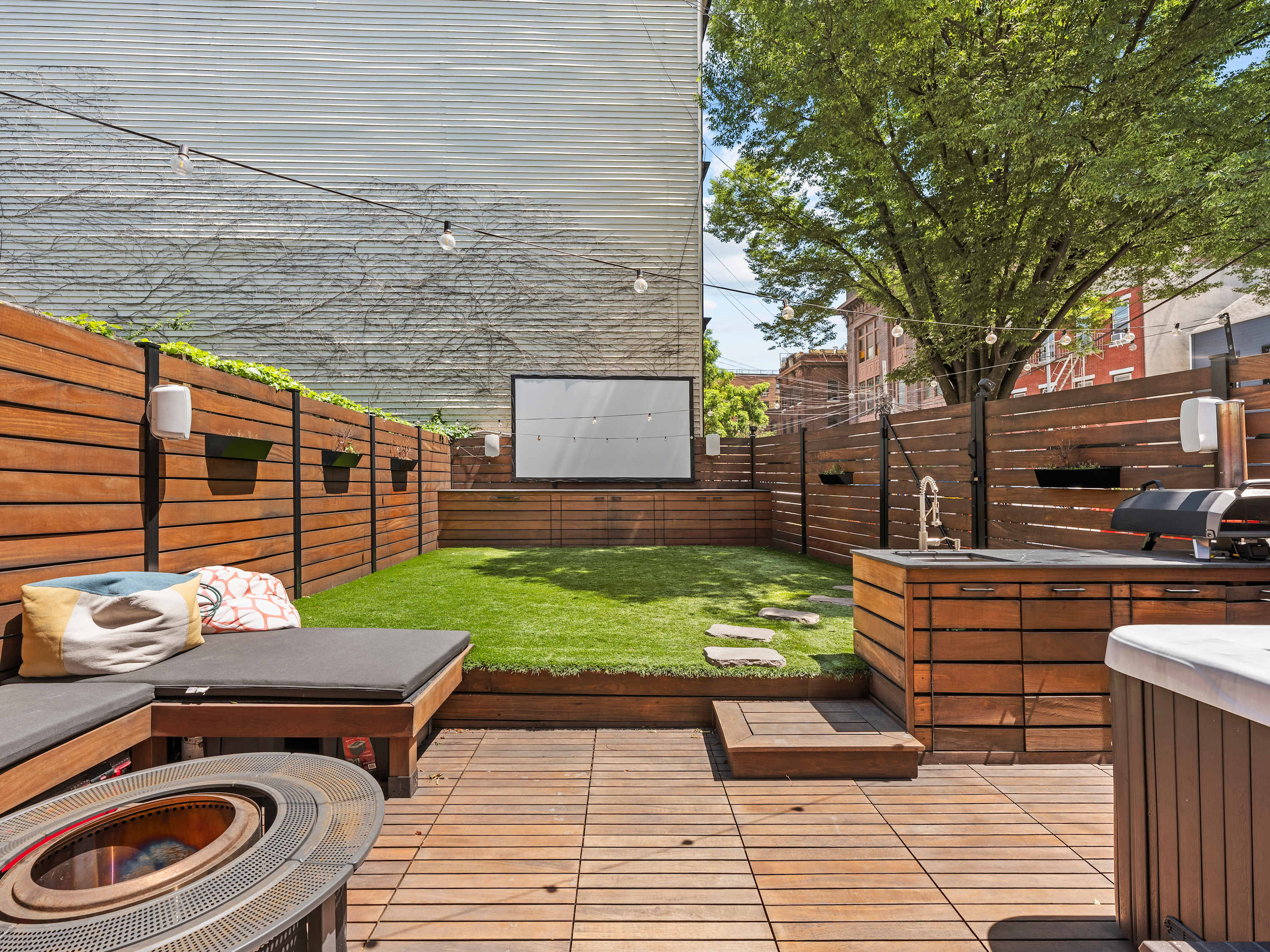 Williams Grove | Williamsburg | Designer Apartment with Backyard photo 2
