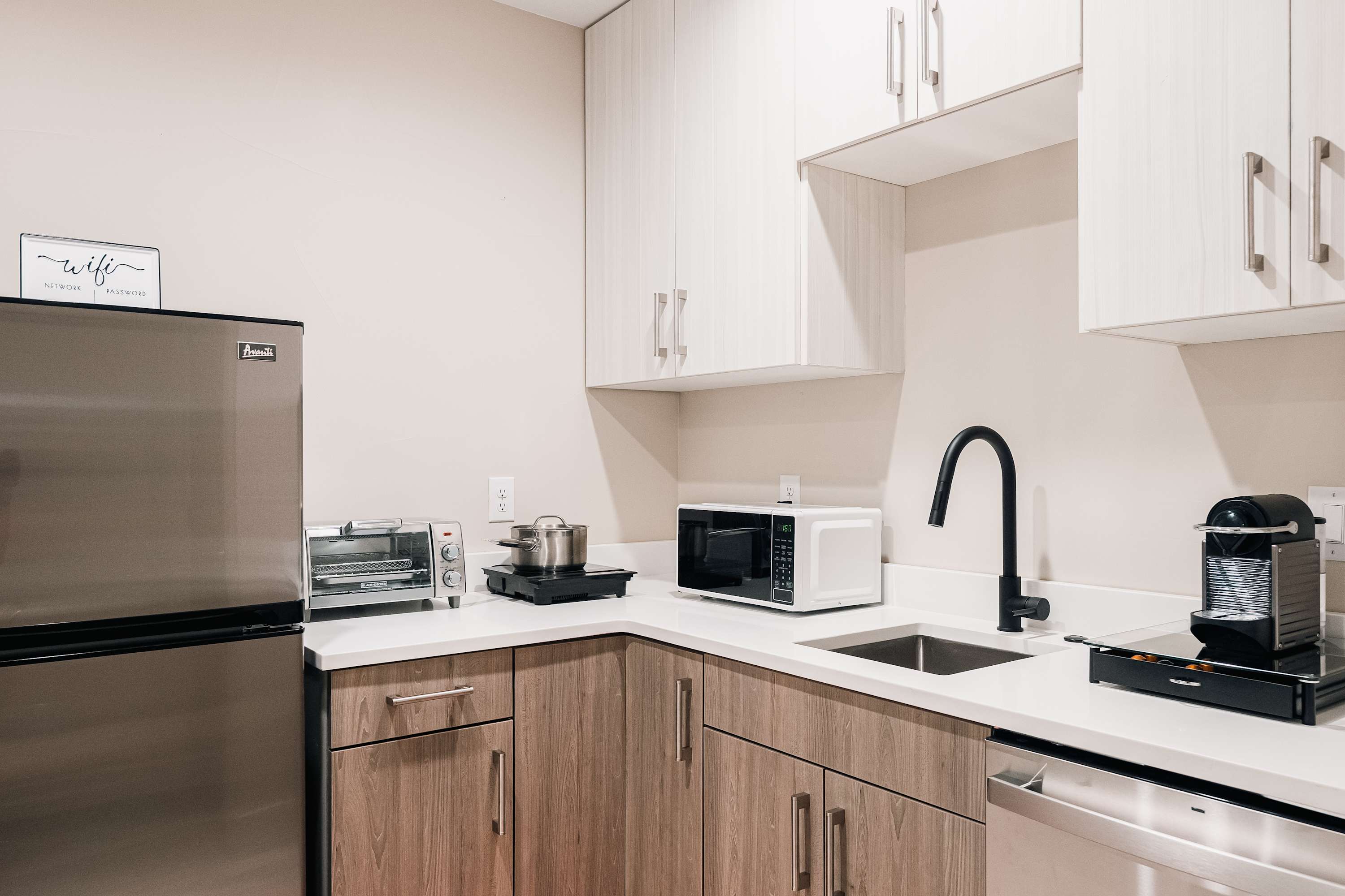 Zenobia Place | Sloan's Lake | Cozy Furnished Apartment photo 5