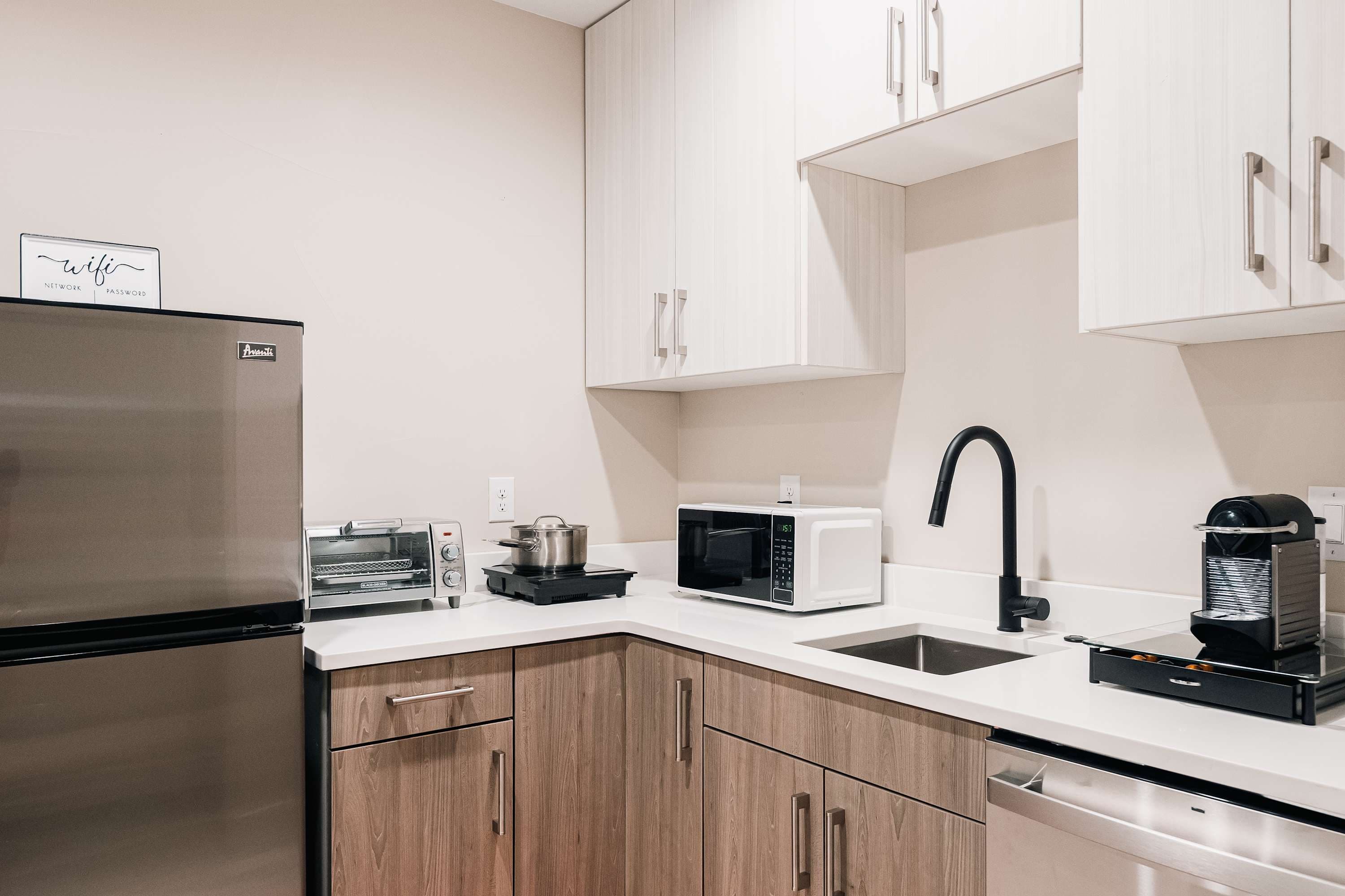 Zenobia Place | Sloan's Lake | Cozy Furnished Apartment photo 5