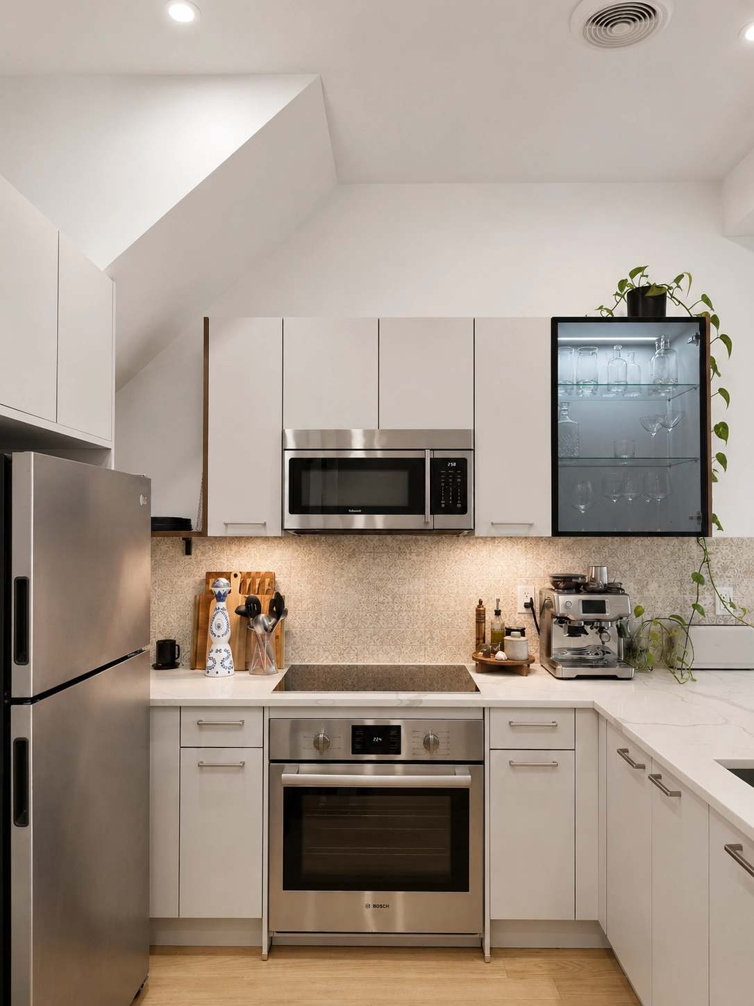 Covert Crest | Bushwick | Top-Floor Retreat with Private Rooftop photo 3