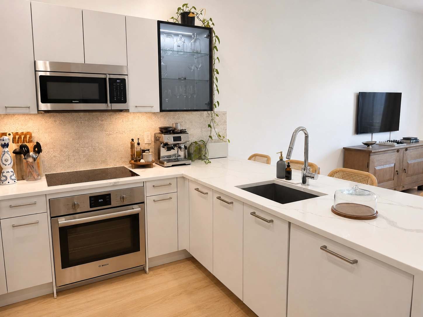 Covert Crest | Bushwick | Top-Floor Retreat with Private Rooftop photo 8