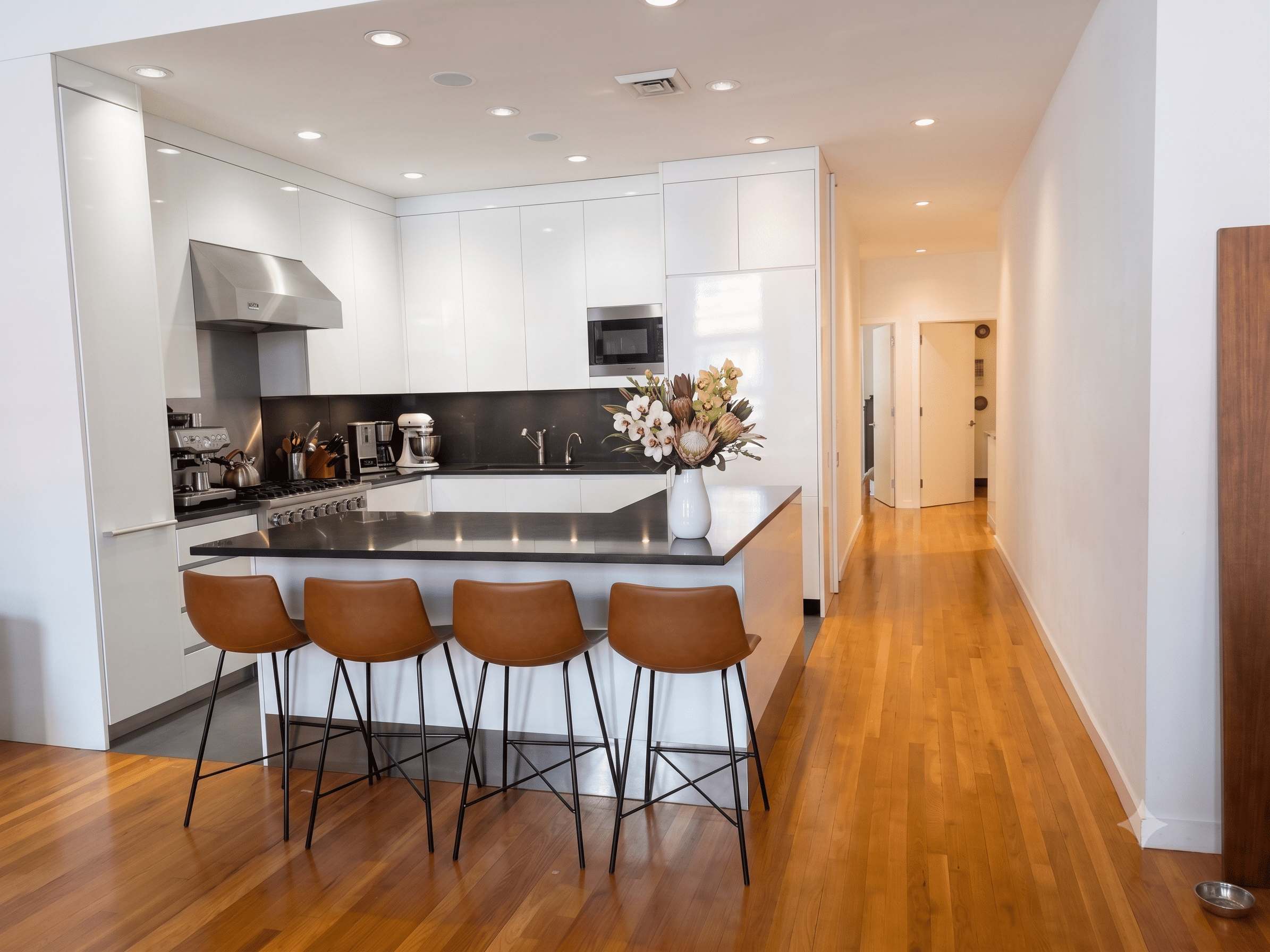 Reade Atelier | Tribeca | Designer Residence with Rooftop & Gym photo 2
