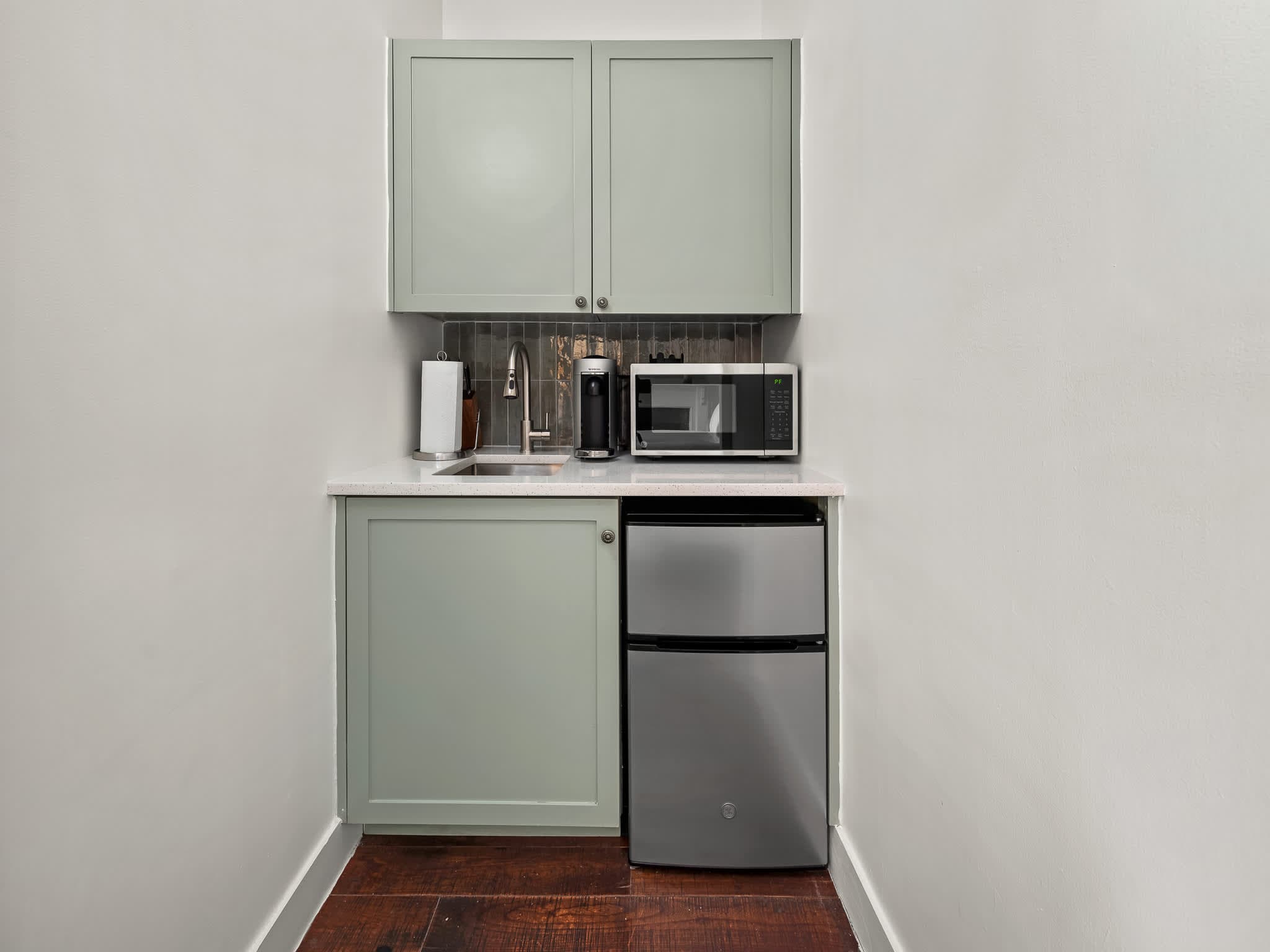 The India | West Village | Cozy Studio with Fireplace photo 8