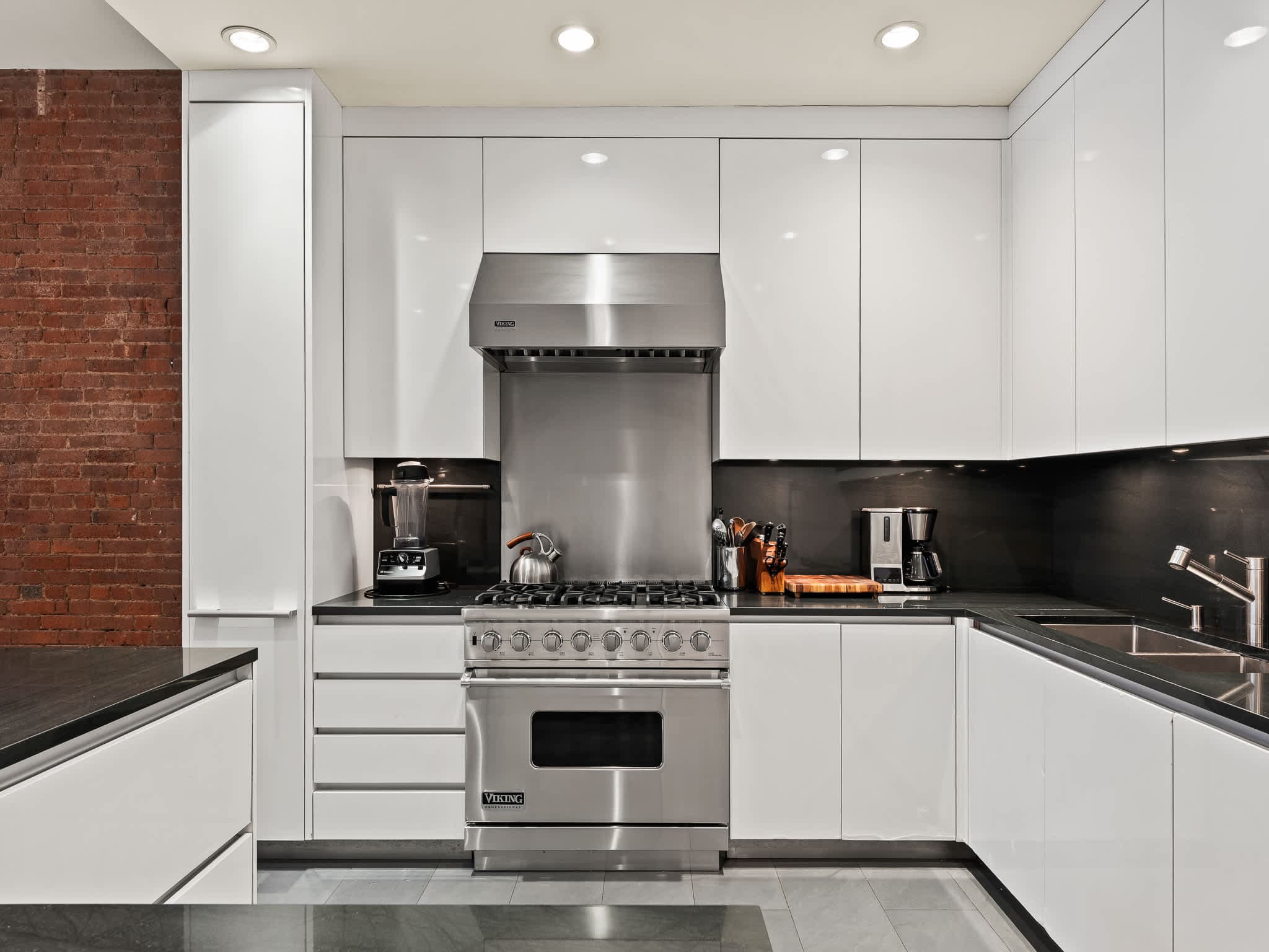 Reade Atelier | Tribeca | Designer Apartment w/ Shared Rooftop & Gym photo 12