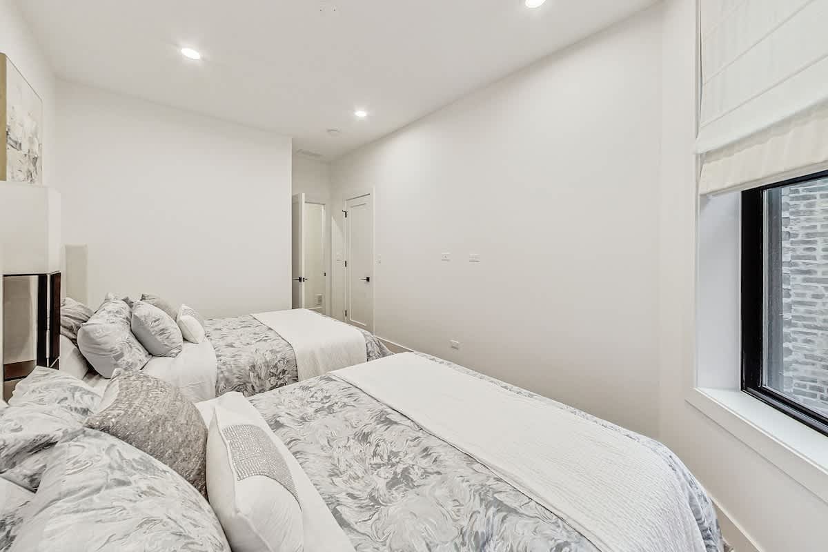 Wrightwood Place | Lincoln Park | Elegant Apartment photo 16